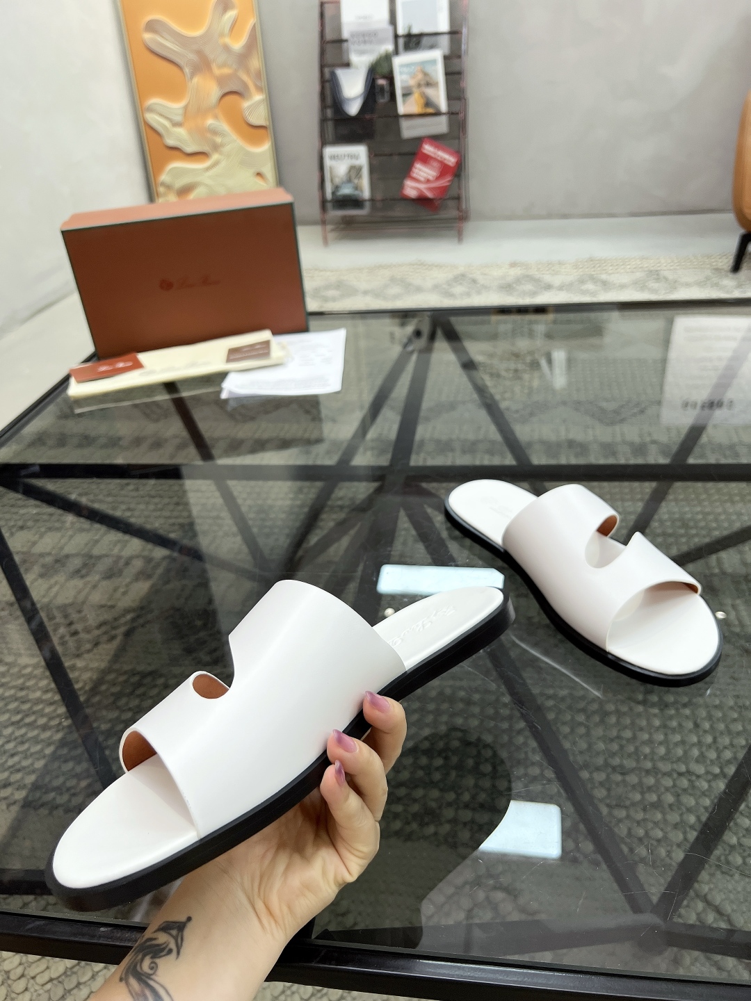  L 🔍顶级代购🇮🇹 LP 炸街男神春夏拖鞋新品专柜同步，鞋面意大利进口牛皮面料，高品质拼接工艺，鞋底：