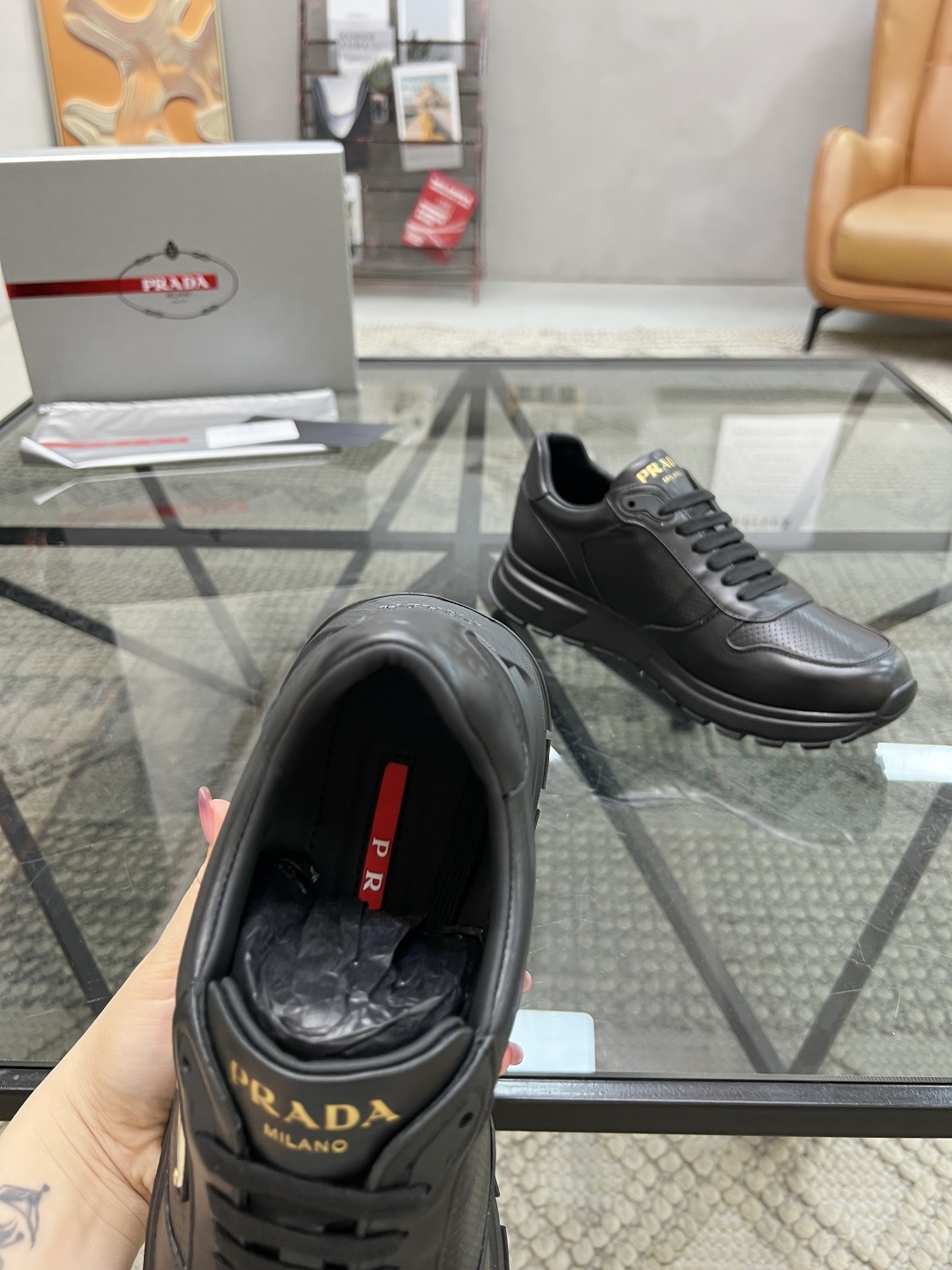  P 🔍顶级代购🇮🇹 普 炸街男神厚底运动休闲系列专柜同步发售原厂配置，意大利进口牛皮面料，色彩缤纷潮达