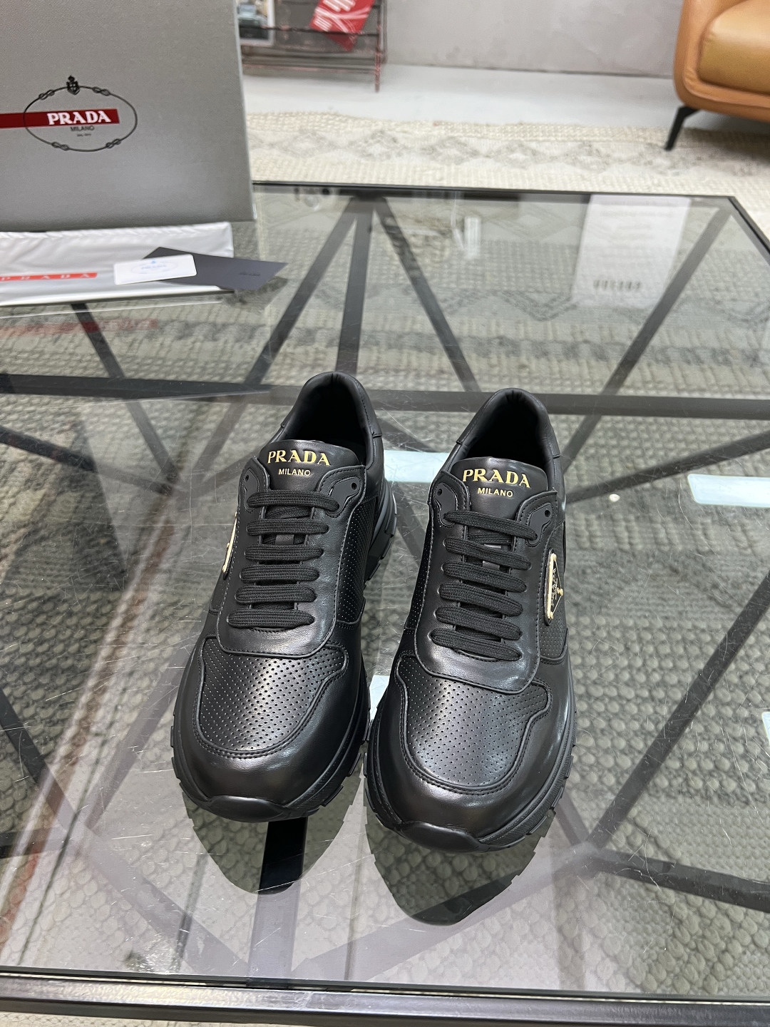  P 🔍顶级代购🇮🇹 普 炸街男神厚底运动休闲系列专柜同步发售原厂配置，意大利进口牛皮面料，色彩缤纷潮达