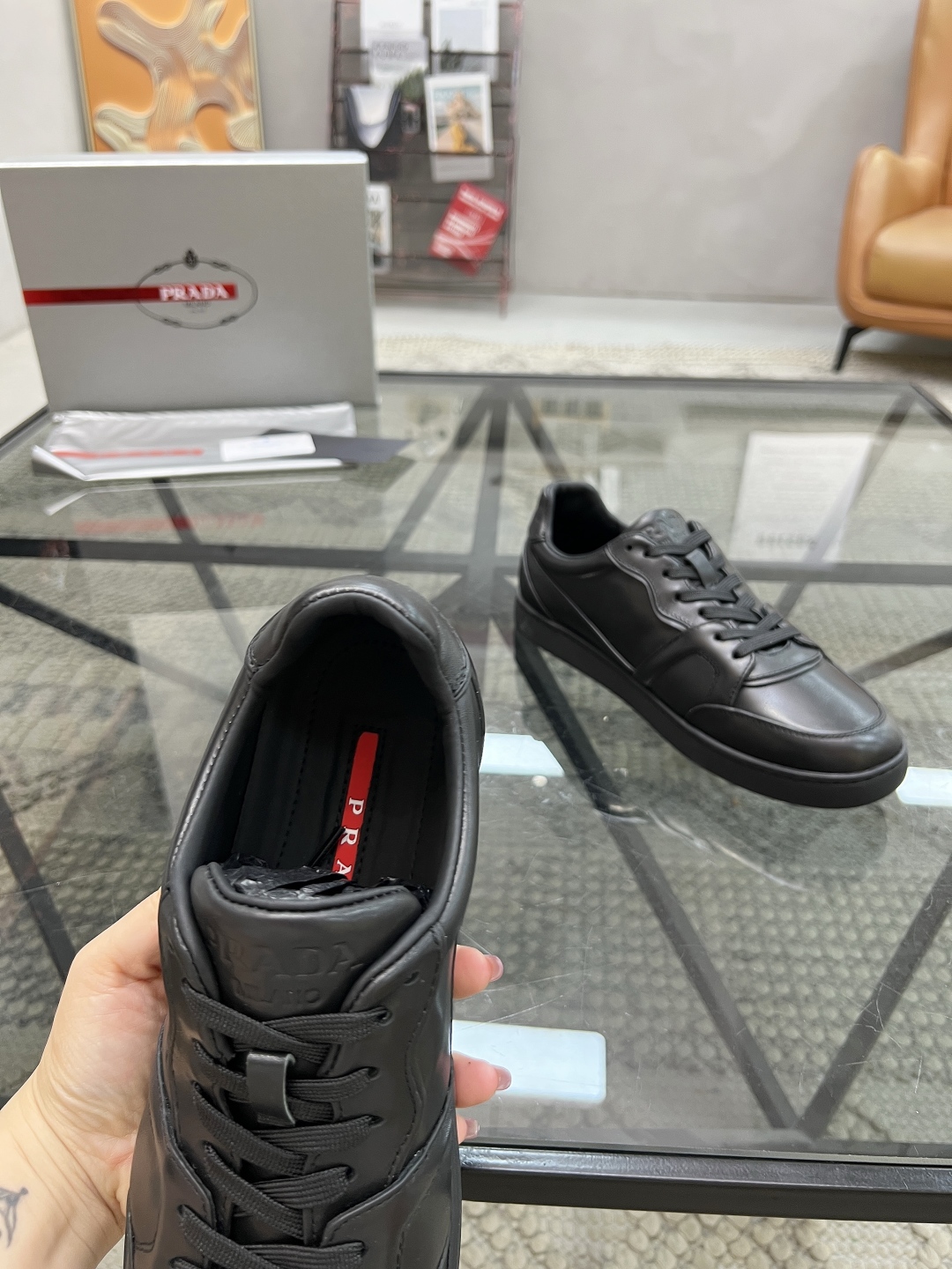  P 🔍顶级代购🇮🇹 普 炸街男神厚底运动休闲系列专柜同步发售原厂配置，意大利进口牛皮面料，色彩缤纷潮达