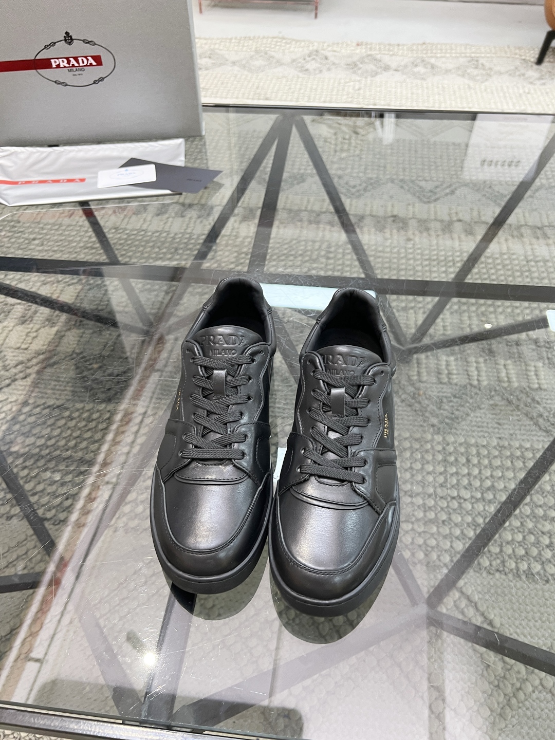  P 🔍顶级代购🇮🇹 普 炸街男神厚底运动休闲系列专柜同步发售原厂配置，意大利进口牛皮面料，色彩缤纷潮达