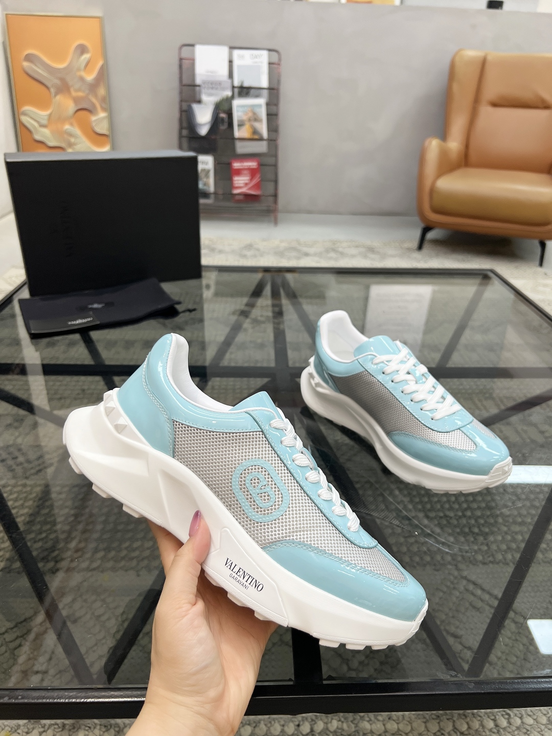  H 🔍顶级代购🇮🇹 华 炸街男神运动鞋新品，经反复试验终打造出完美版本，经典的高超拼接工艺技术瞬间成为