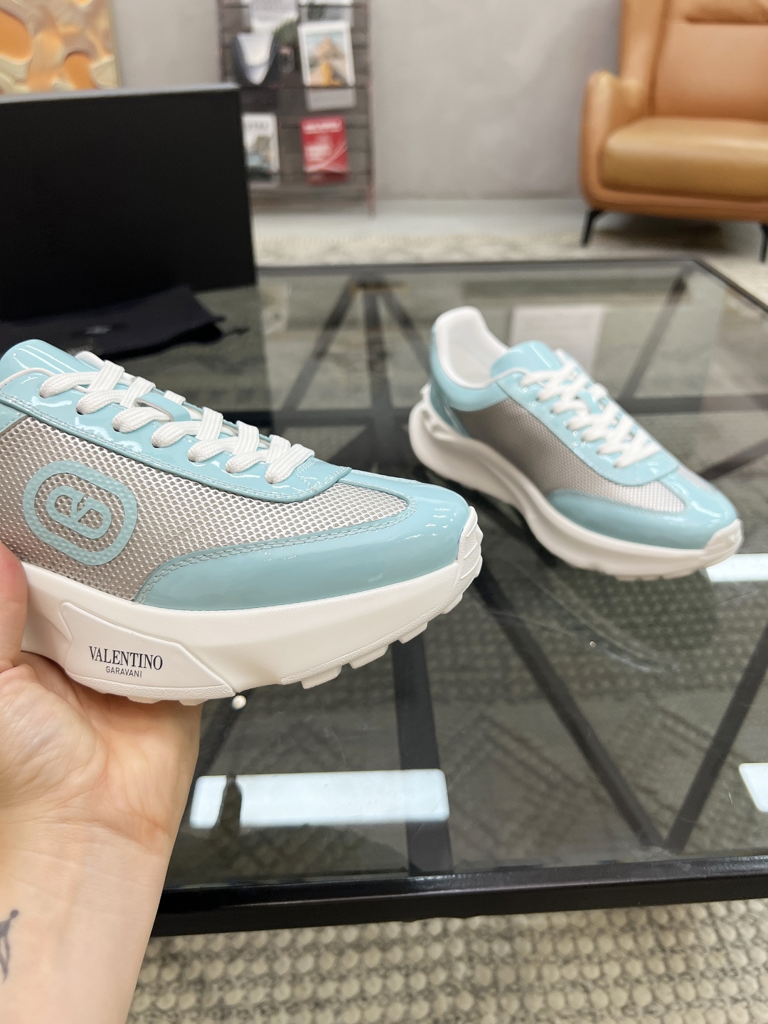  H 🔍顶级代购🇮🇹 华 炸街男神运动鞋新品，经反复试验终打造出完美版本，经典的高超拼接工艺技术瞬间成为