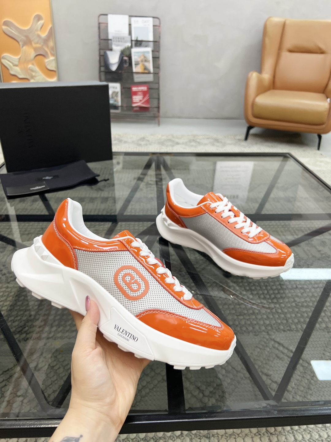  H 🔍顶级代购🇮🇹 华 炸街男神运动鞋新品，经反复试验终打造出完美版本，经典的高超拼接工艺技术瞬间成为