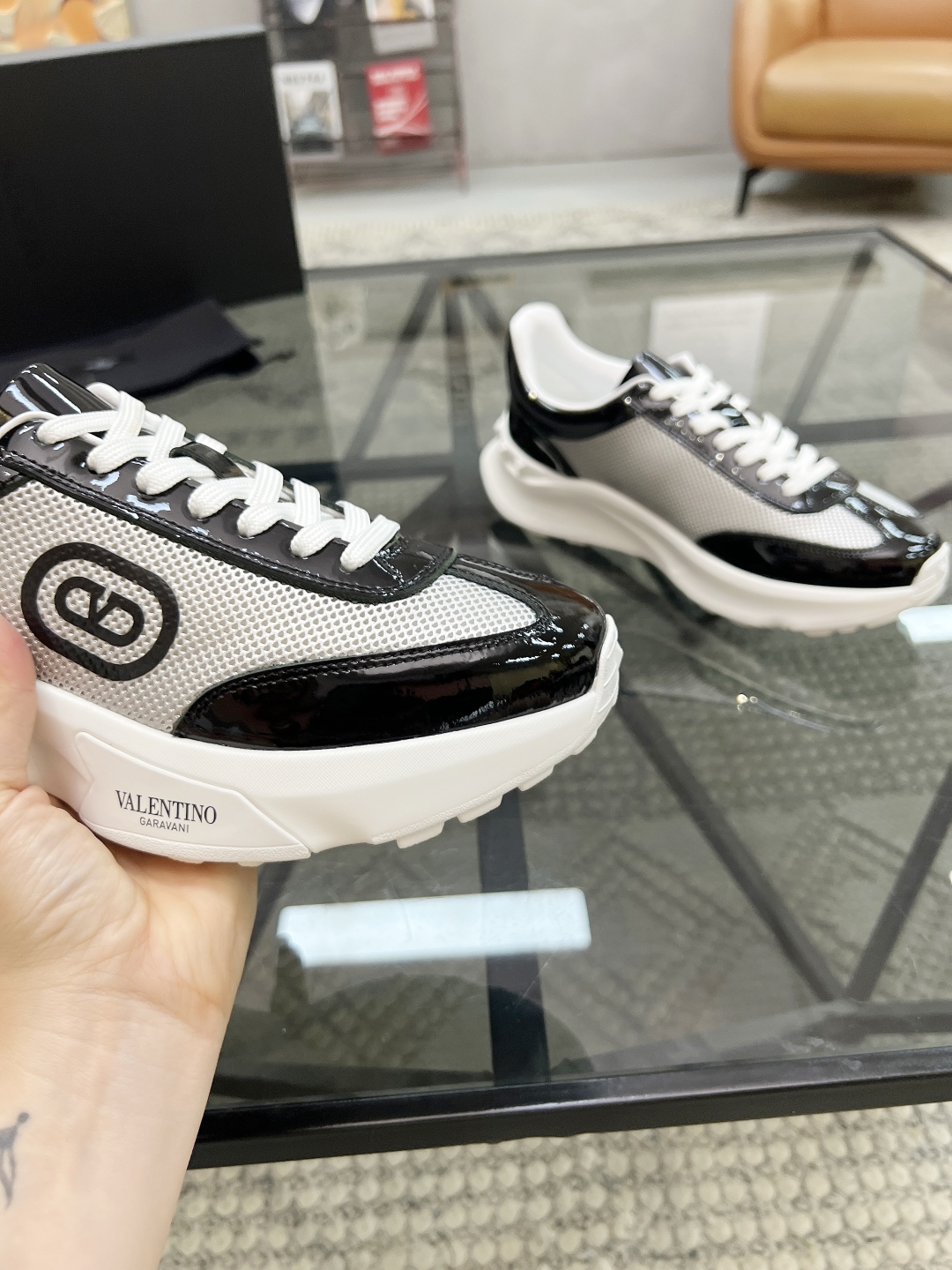  H 🔍顶级代购🇮🇹 华 炸街男神运动鞋新品，经反复试验终打造出完美版本，经典的高超拼接工艺技术瞬间成为