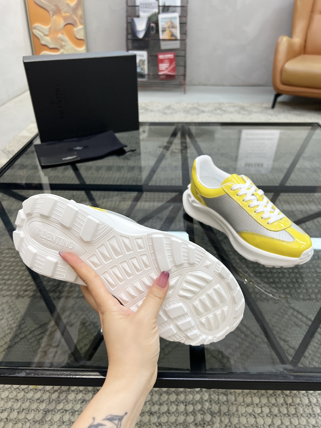  H 🔍顶级代购🇮🇹 华 炸街男神运动鞋新品，经反复试验终打造出完美版本，经典的高超拼接工艺技术瞬间成为