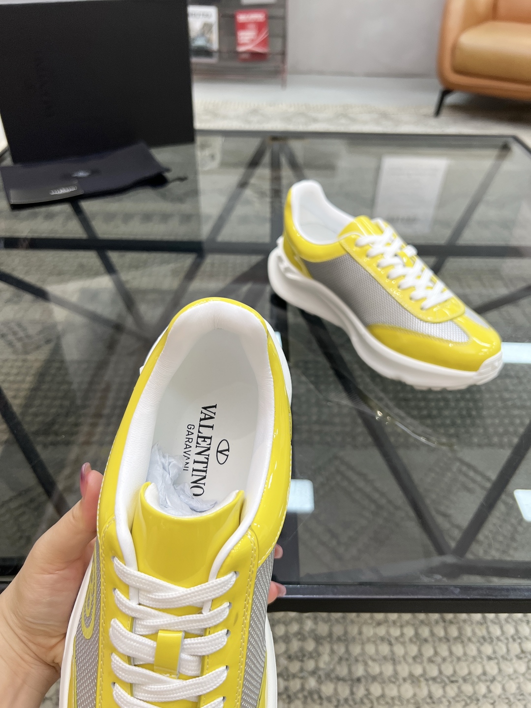  H 🔍顶级代购🇮🇹 华 炸街男神运动鞋新品，经反复试验终打造出完美版本，经典的高超拼接工艺技术瞬间成为