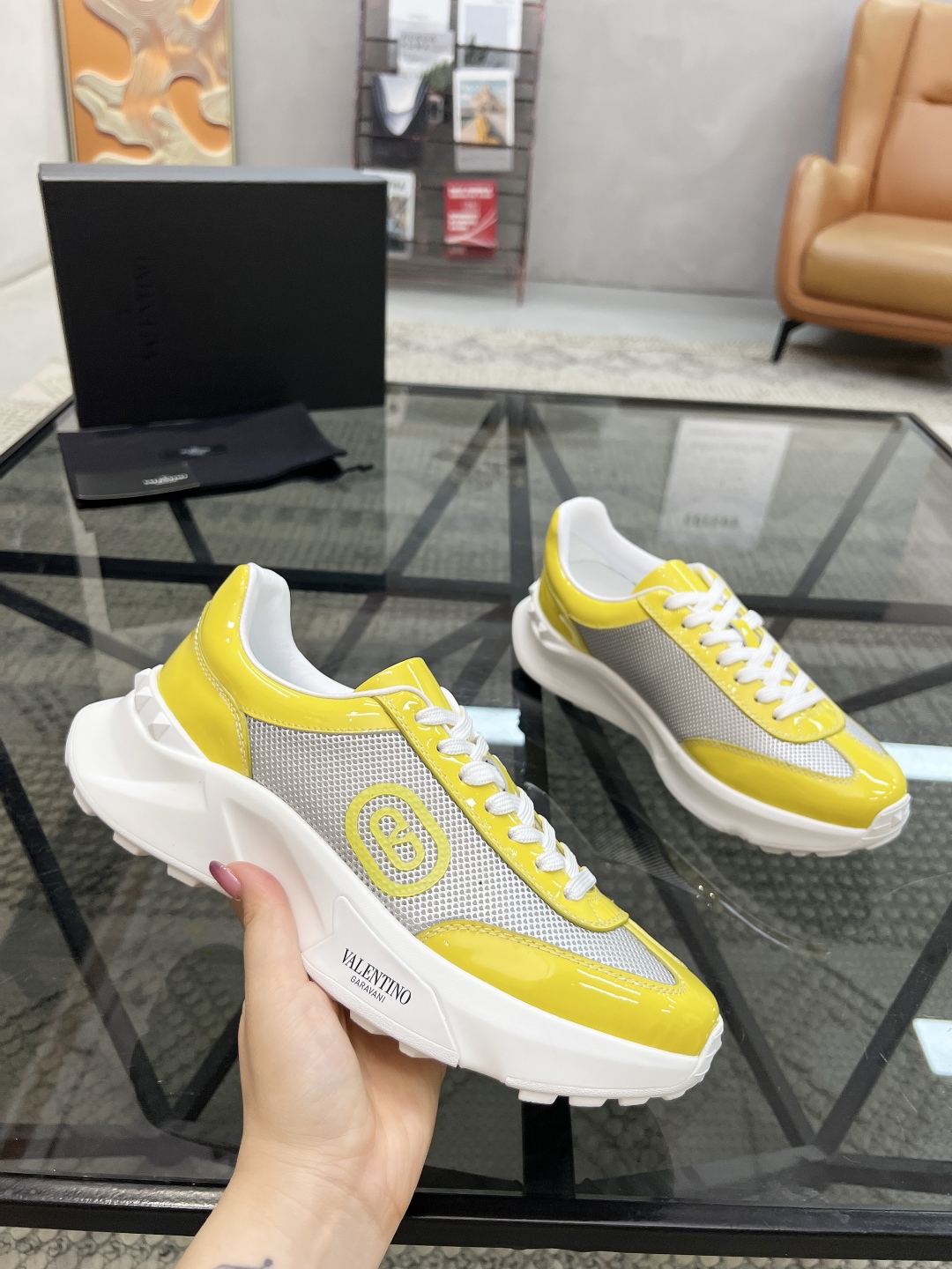  H 🔍顶级代购🇮🇹 华 炸街男神运动鞋新品，经反复试验终打造出完美版本，经典的高超拼接工艺技术瞬间成为