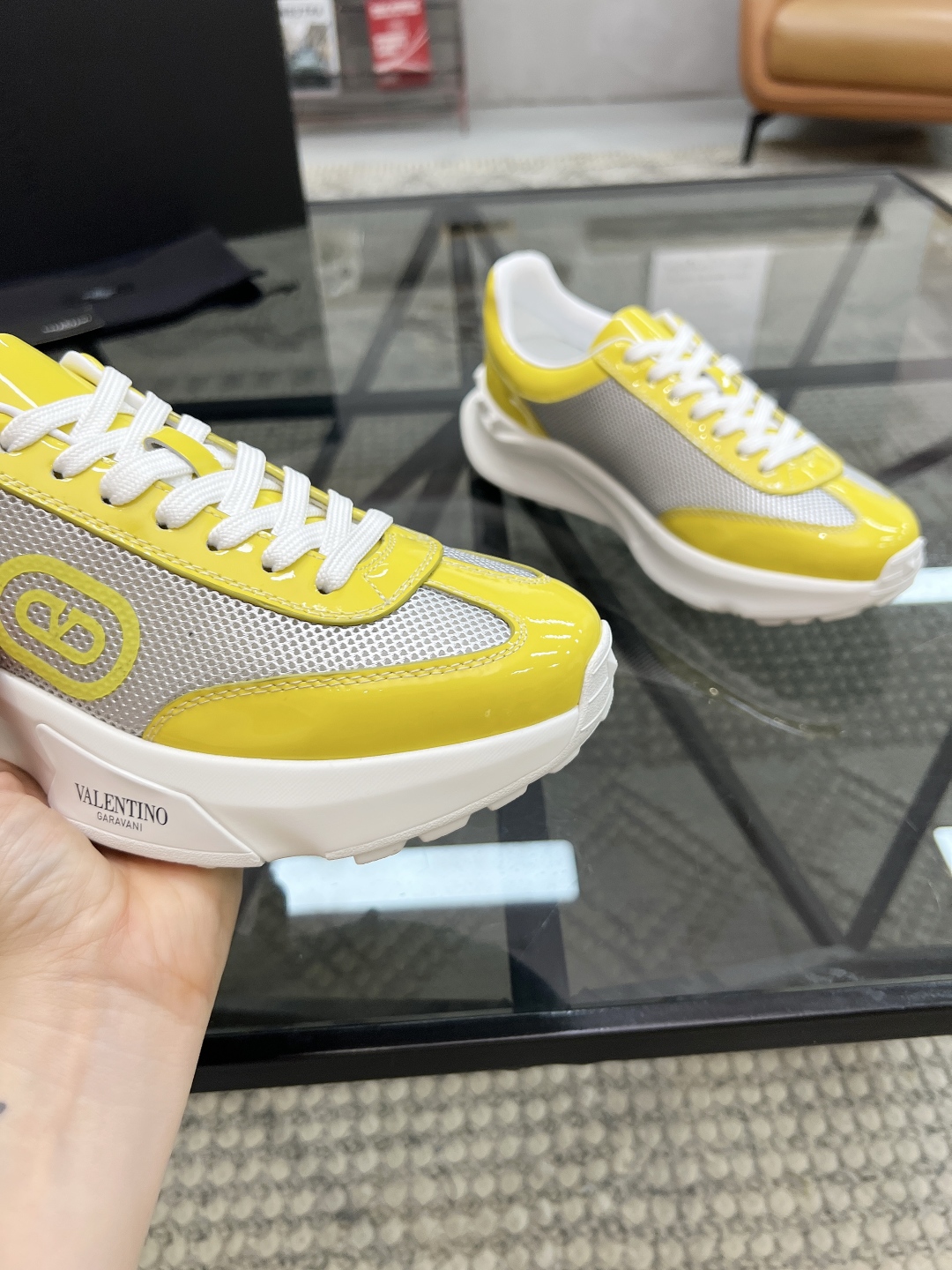  H 🔍顶级代购🇮🇹 华 炸街男神运动鞋新品，经反复试验终打造出完美版本，经典的高超拼接工艺技术瞬间成为