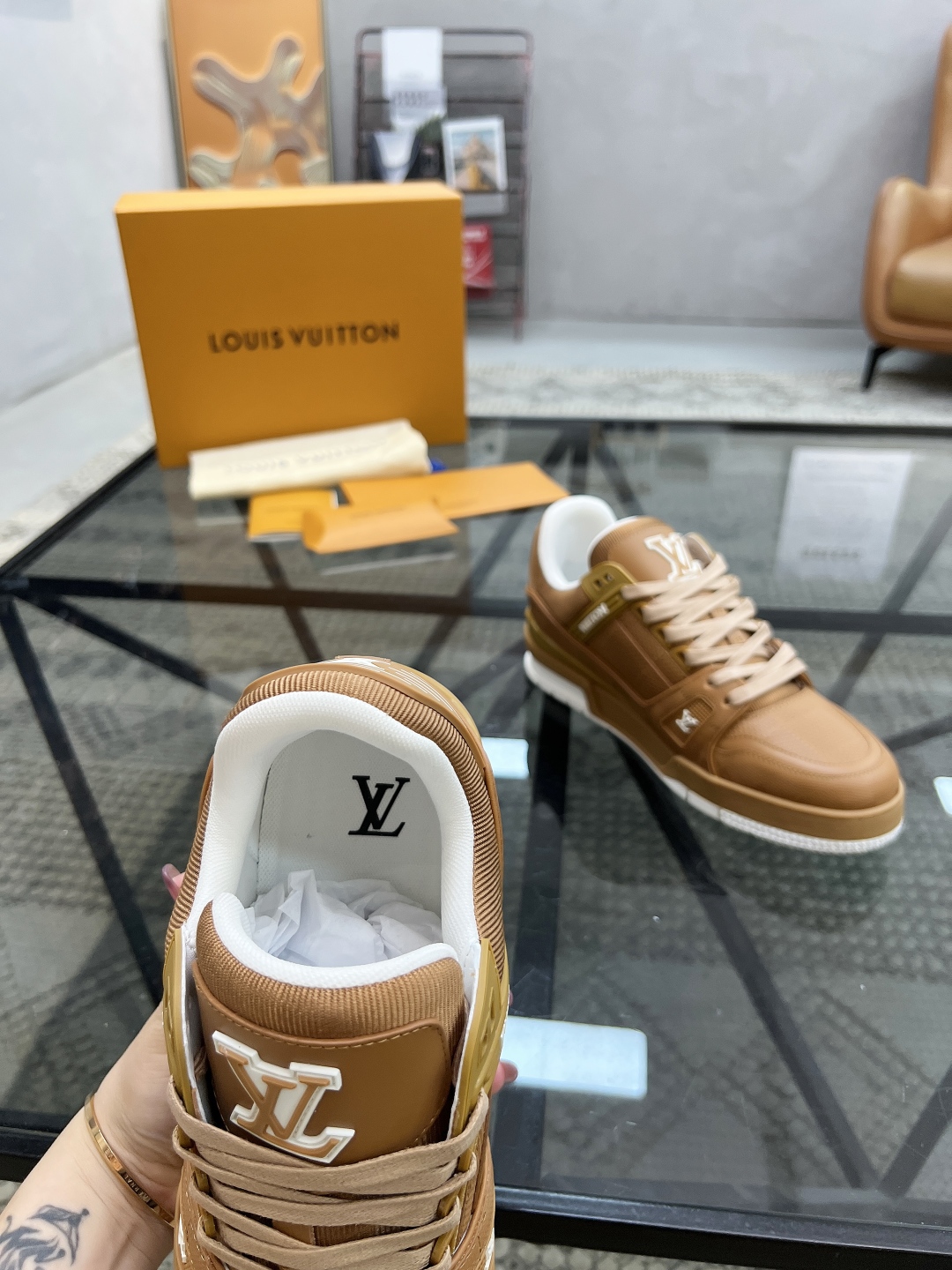  L 🔍顶级代购🇮🇹 路 炸街男神爆款运动板鞋专柜同步，鞋面意大利进口牛皮面料，高品质复杂拼接工艺品，进