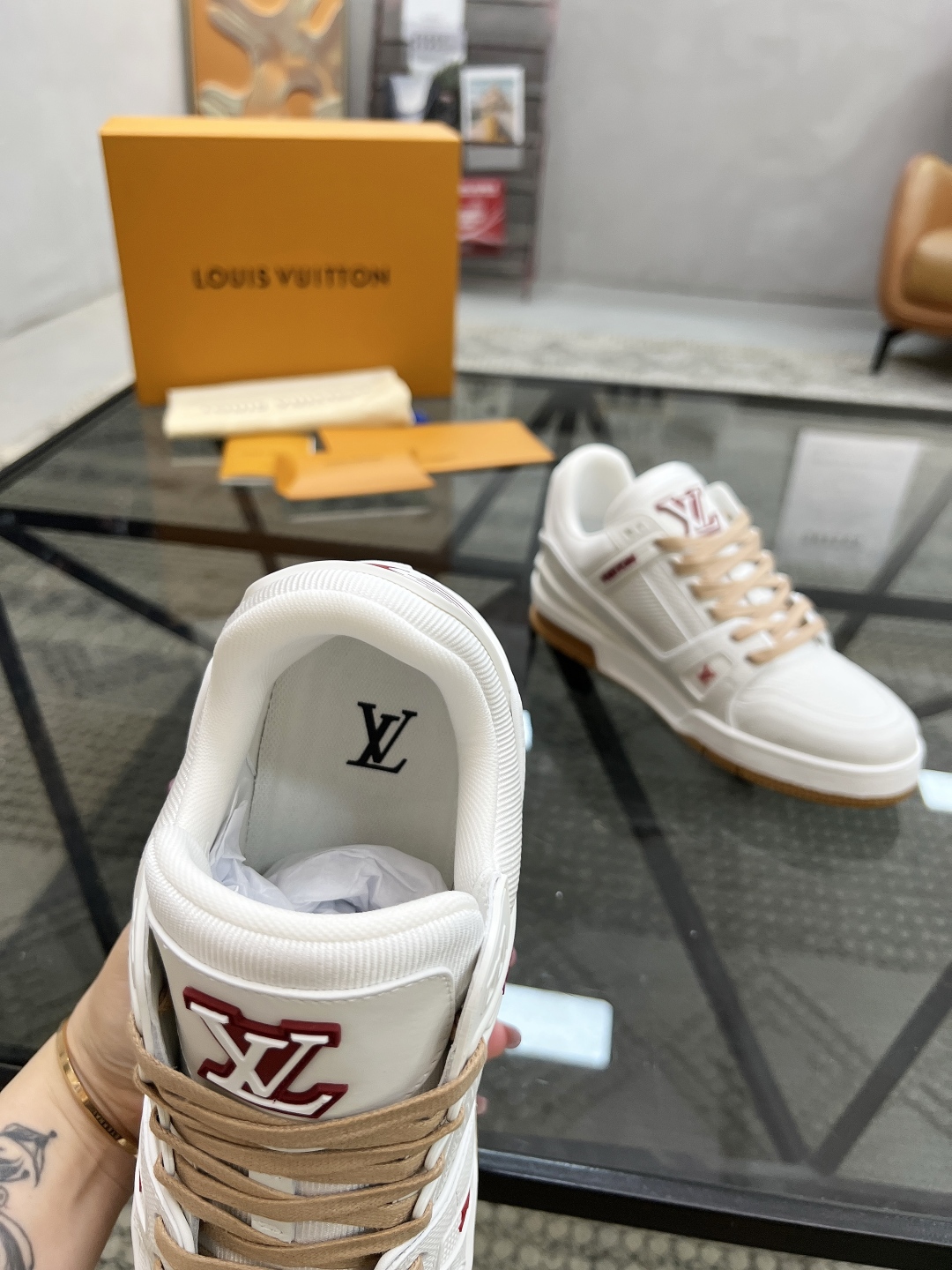  L 🔍顶级代购🇮🇹 路 炸街男神爆款运动板鞋专柜同步，鞋面意大利进口牛皮面料，高品质复杂拼接工艺品，进