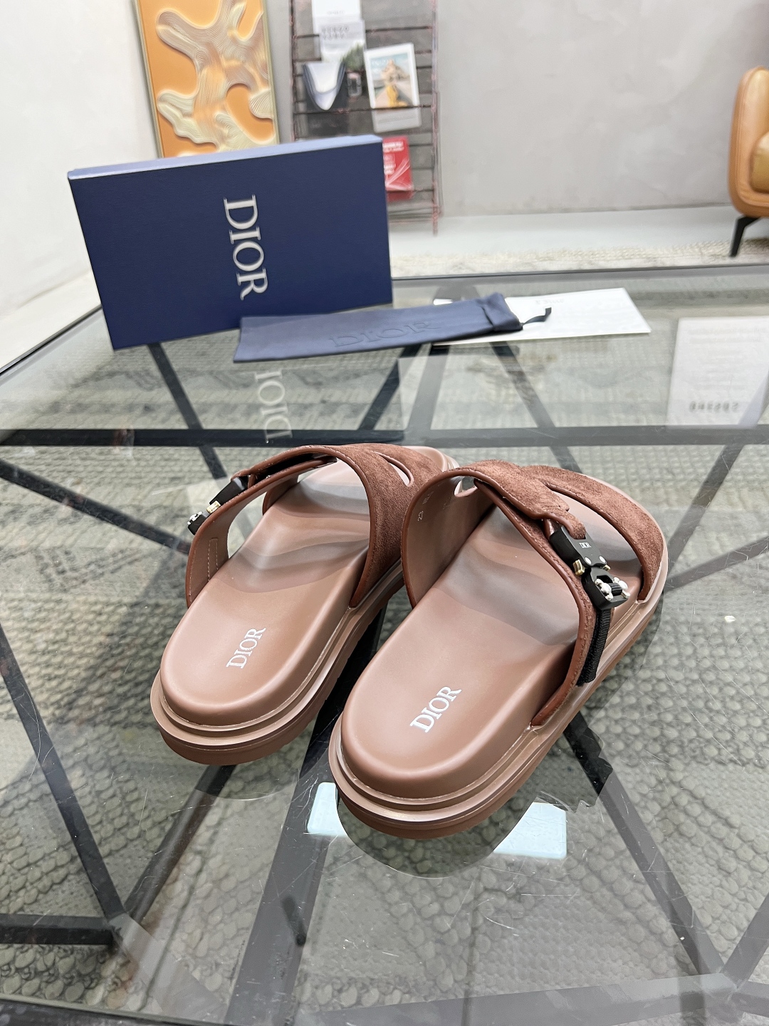  D 🔍顶级代购🇮🇹 迪 炸街男神拖鞋专柜新品同步，鞋面意大利进口牛皮面料，高品质拼接工艺品，鞋底：原厂