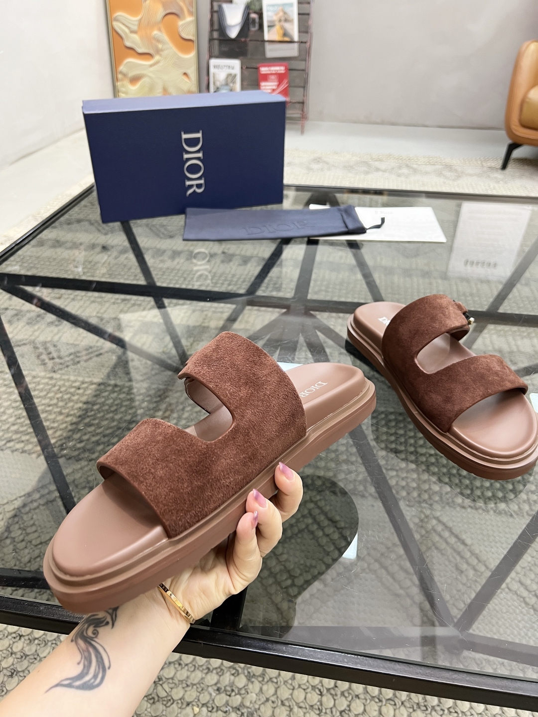  D 🔍顶级代购🇮🇹 迪 炸街男神拖鞋专柜新品同步，鞋面意大利进口牛皮面料，高品质拼接工艺品，鞋底：原厂