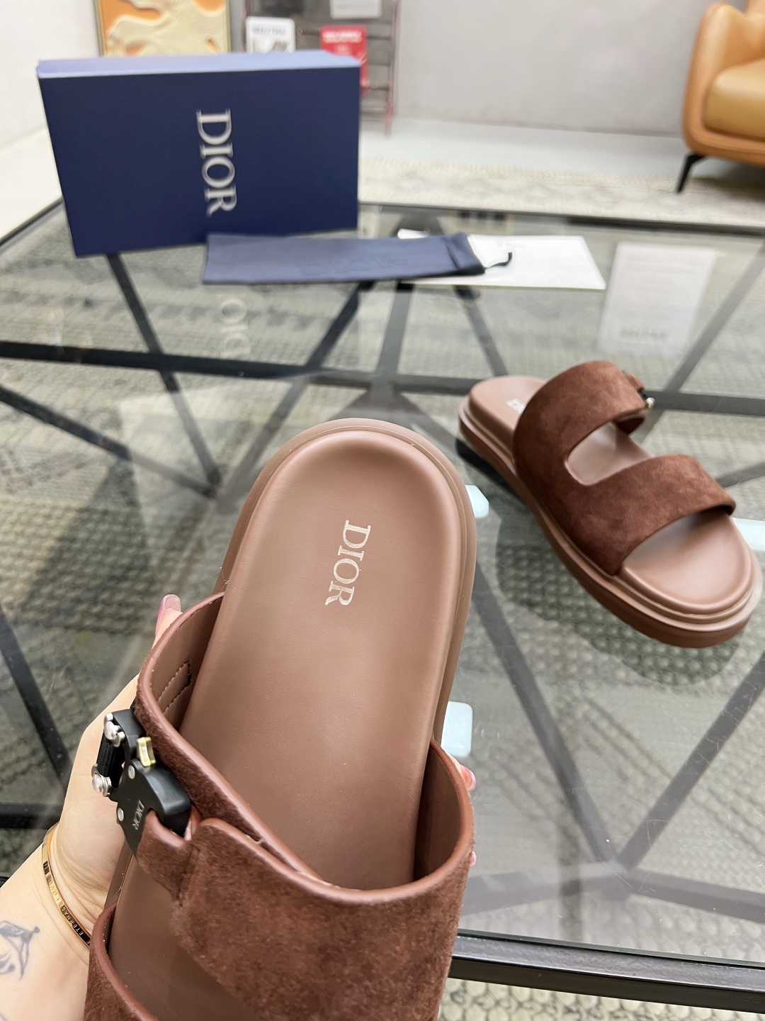  D 🔍顶级代购🇮🇹 迪 炸街男神拖鞋专柜新品同步，鞋面意大利进口牛皮面料，高品质拼接工艺品，鞋底：原厂