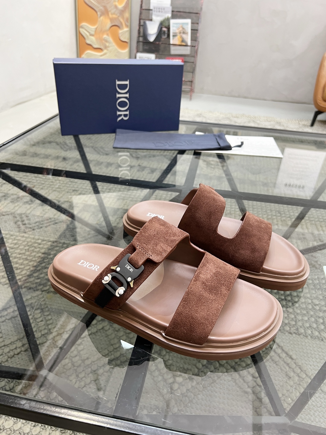  D 🔍顶级代购🇮🇹 迪 炸街男神拖鞋专柜新品同步，鞋面意大利进口牛皮面料，高品质拼接工艺品，鞋底：原厂