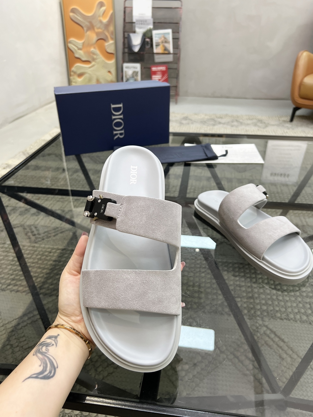  D 🔍顶级代购🇮🇹 迪 炸街男神拖鞋专柜新品同步，鞋面意大利进口牛皮面料，高品质拼接工艺品，鞋底：原厂