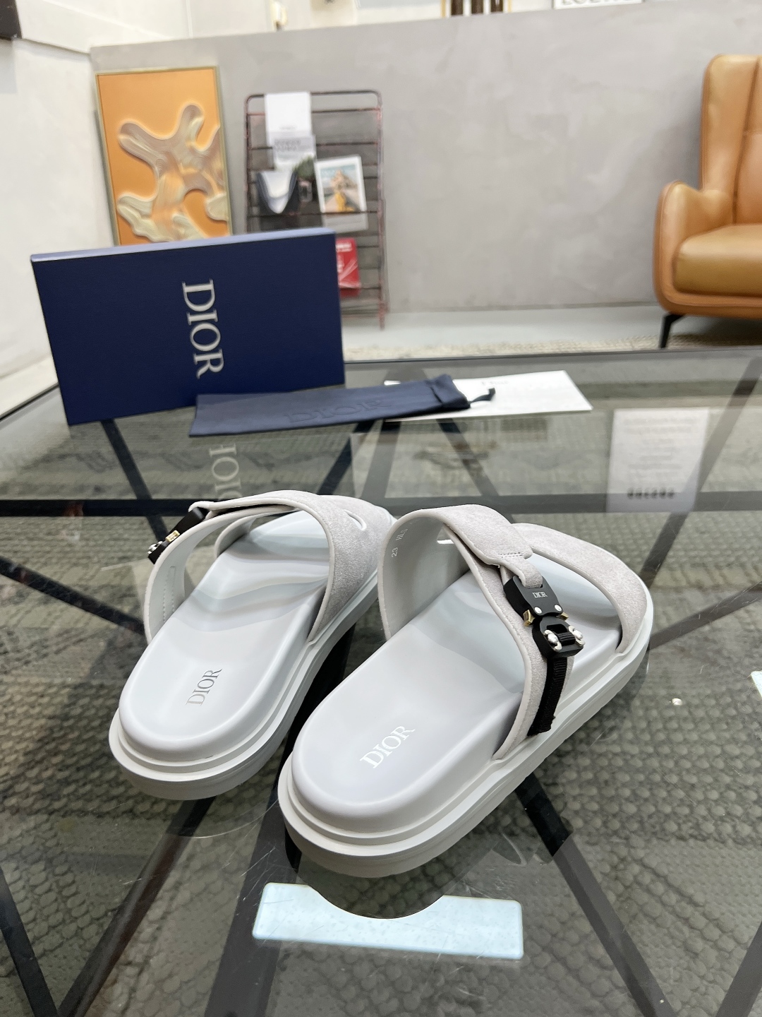  D 🔍顶级代购🇮🇹 迪 炸街男神拖鞋专柜新品同步，鞋面意大利进口牛皮面料，高品质拼接工艺品，鞋底：原厂