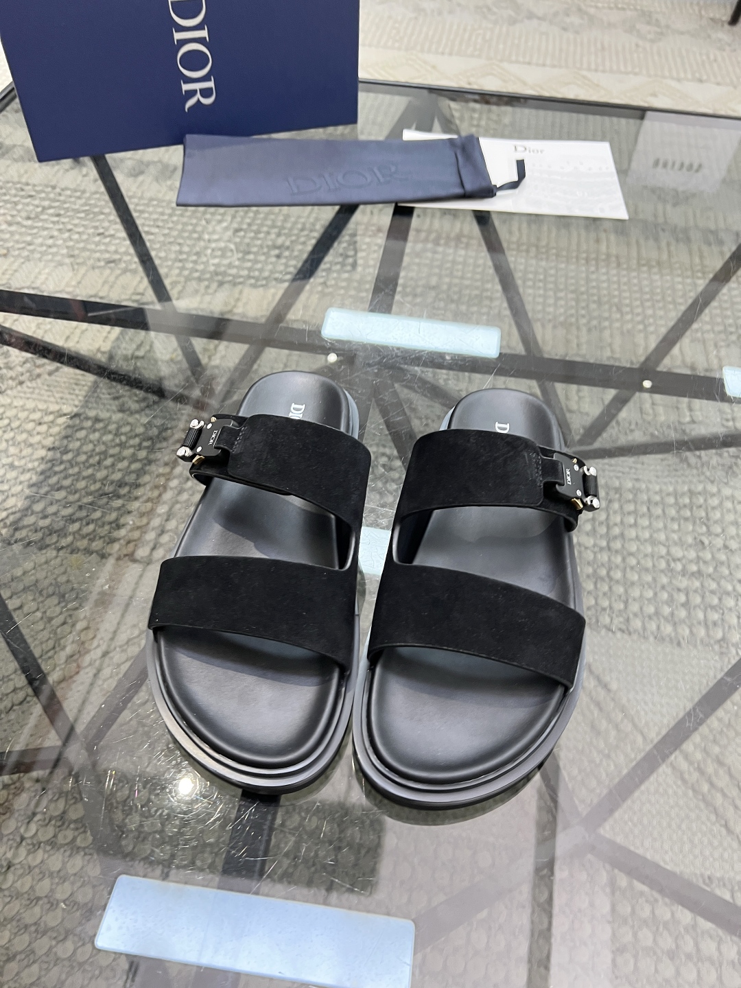  D 🔍顶级代购🇮🇹 迪 炸街男神拖鞋专柜新品同步，鞋面意大利进口牛皮面料，高品质拼接工艺品，鞋底：原厂