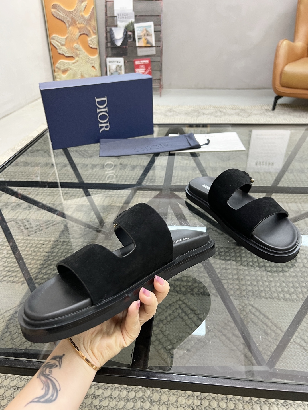  D 🔍顶级代购🇮🇹 迪 炸街男神拖鞋专柜新品同步，鞋面意大利进口牛皮面料，高品质拼接工艺品，鞋底：原厂