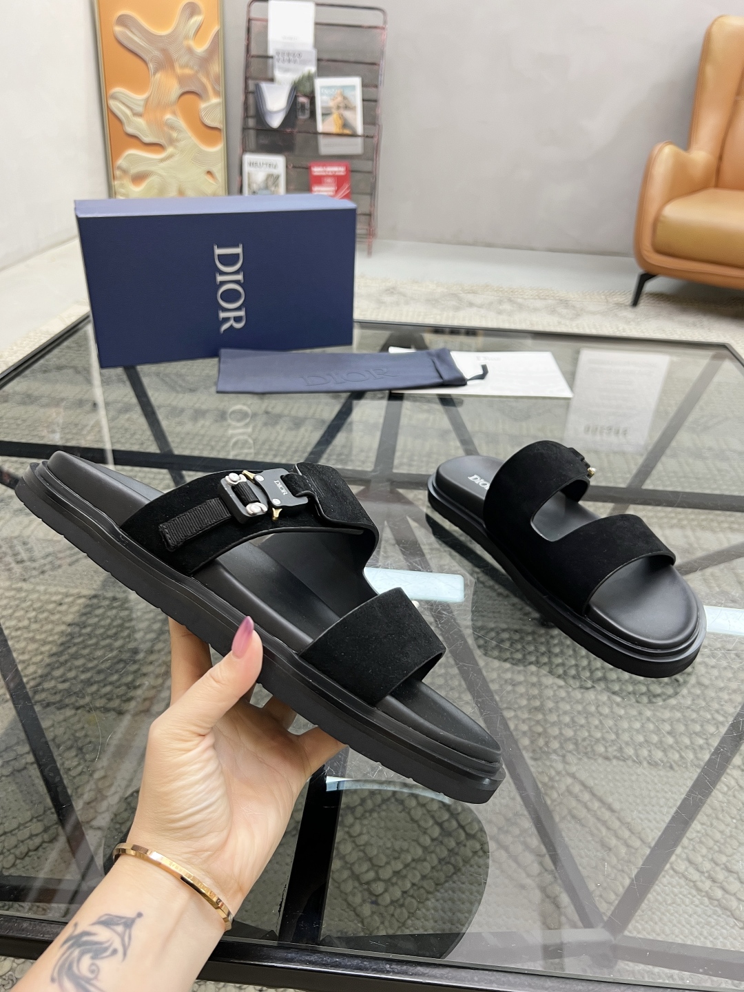  D 🔍顶级代购🇮🇹 迪 炸街男神拖鞋专柜新品同步，鞋面意大利进口牛皮面料，高品质拼接工艺品，鞋底：原厂