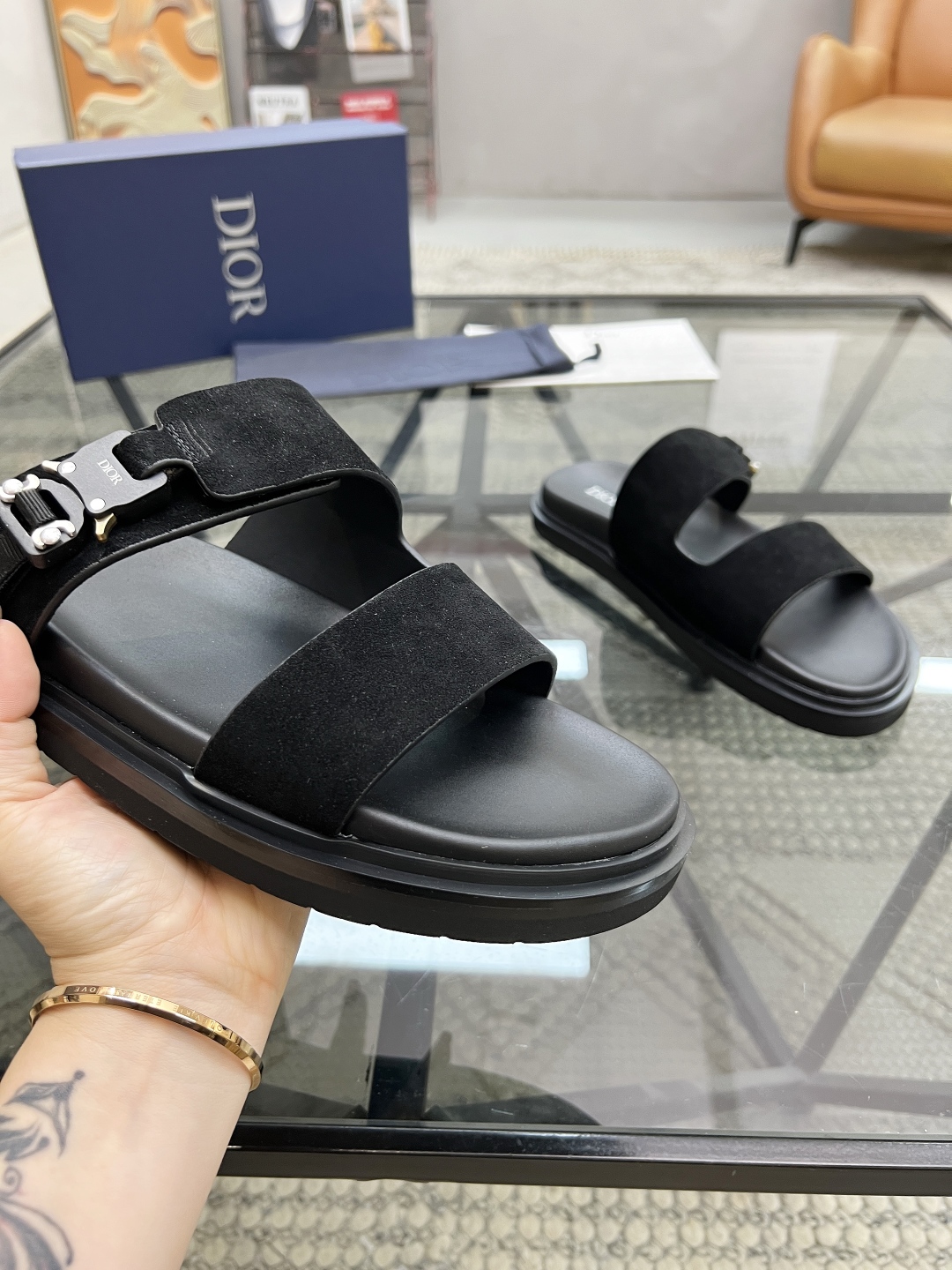  D 🔍顶级代购🇮🇹 迪 炸街男神拖鞋专柜新品同步，鞋面意大利进口牛皮面料，高品质拼接工艺品，鞋底：原厂