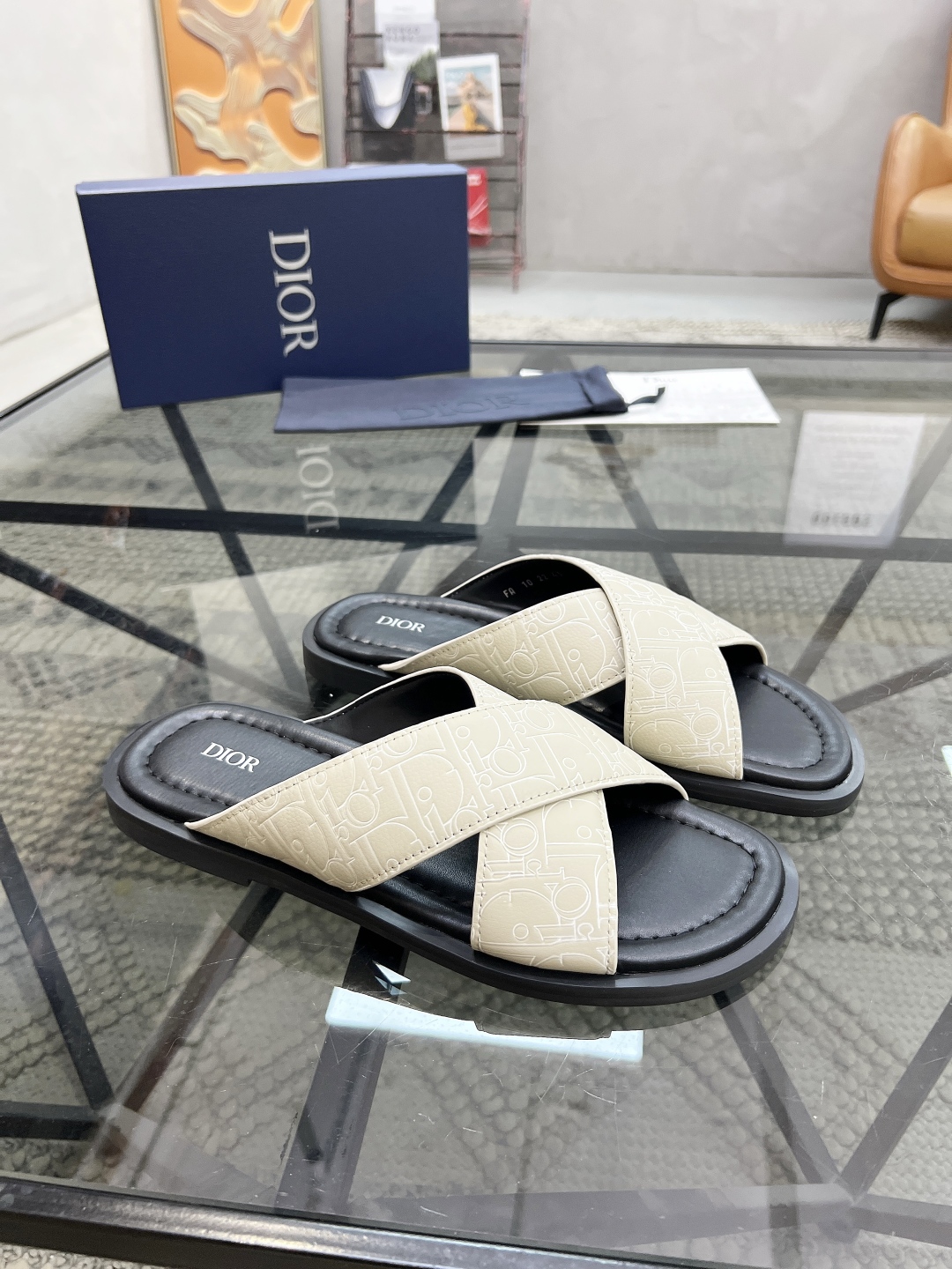  D 🔍顶级代购🇮🇹 迪 炸街男神拖鞋专柜新品同步，鞋面意大利进口牛皮面料，高品质印花拼接工艺品，鞋底：