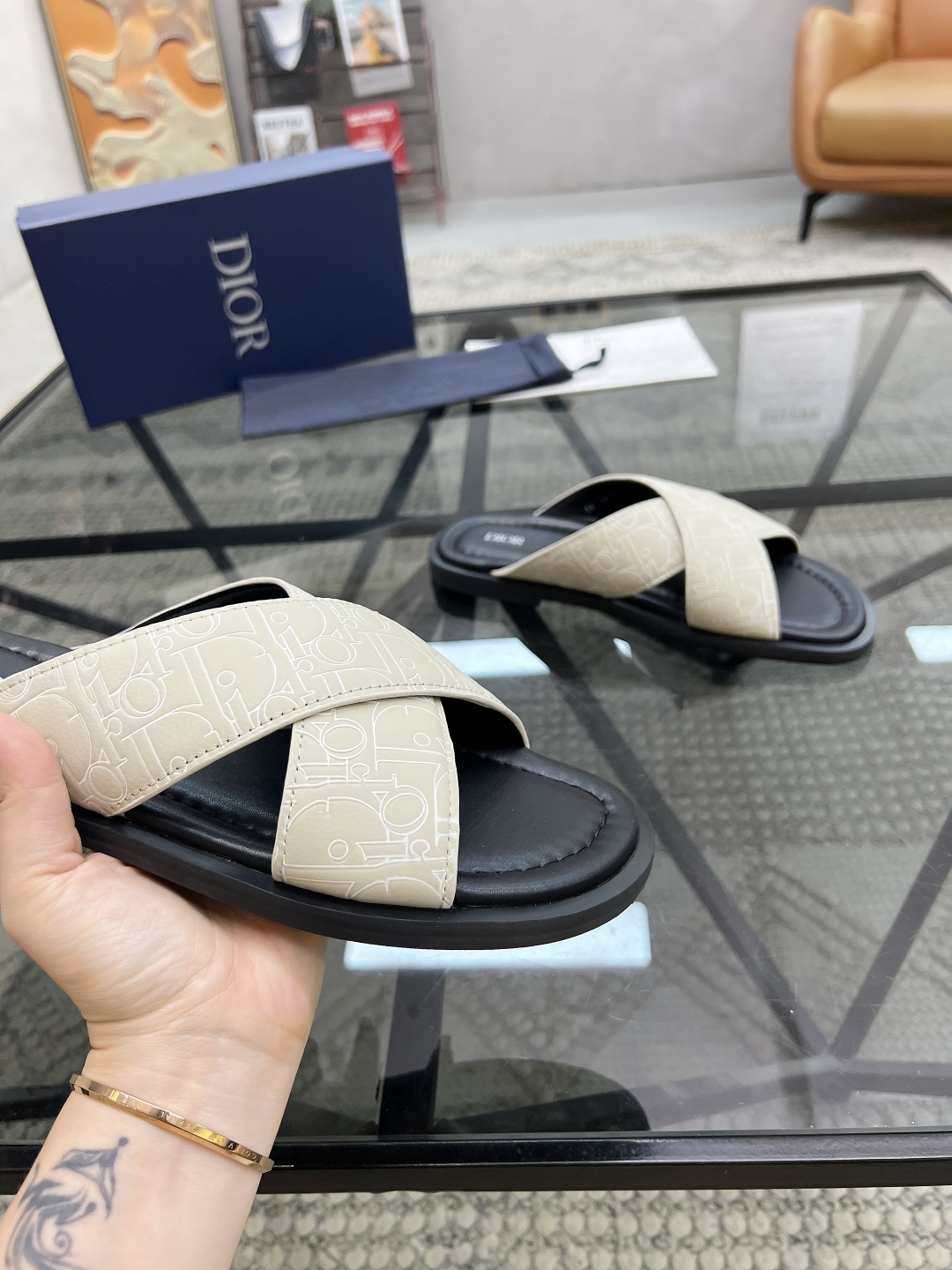  D 🔍顶级代购🇮🇹 迪 炸街男神拖鞋专柜新品同步，鞋面意大利进口牛皮面料，高品质印花拼接工艺品，鞋底：