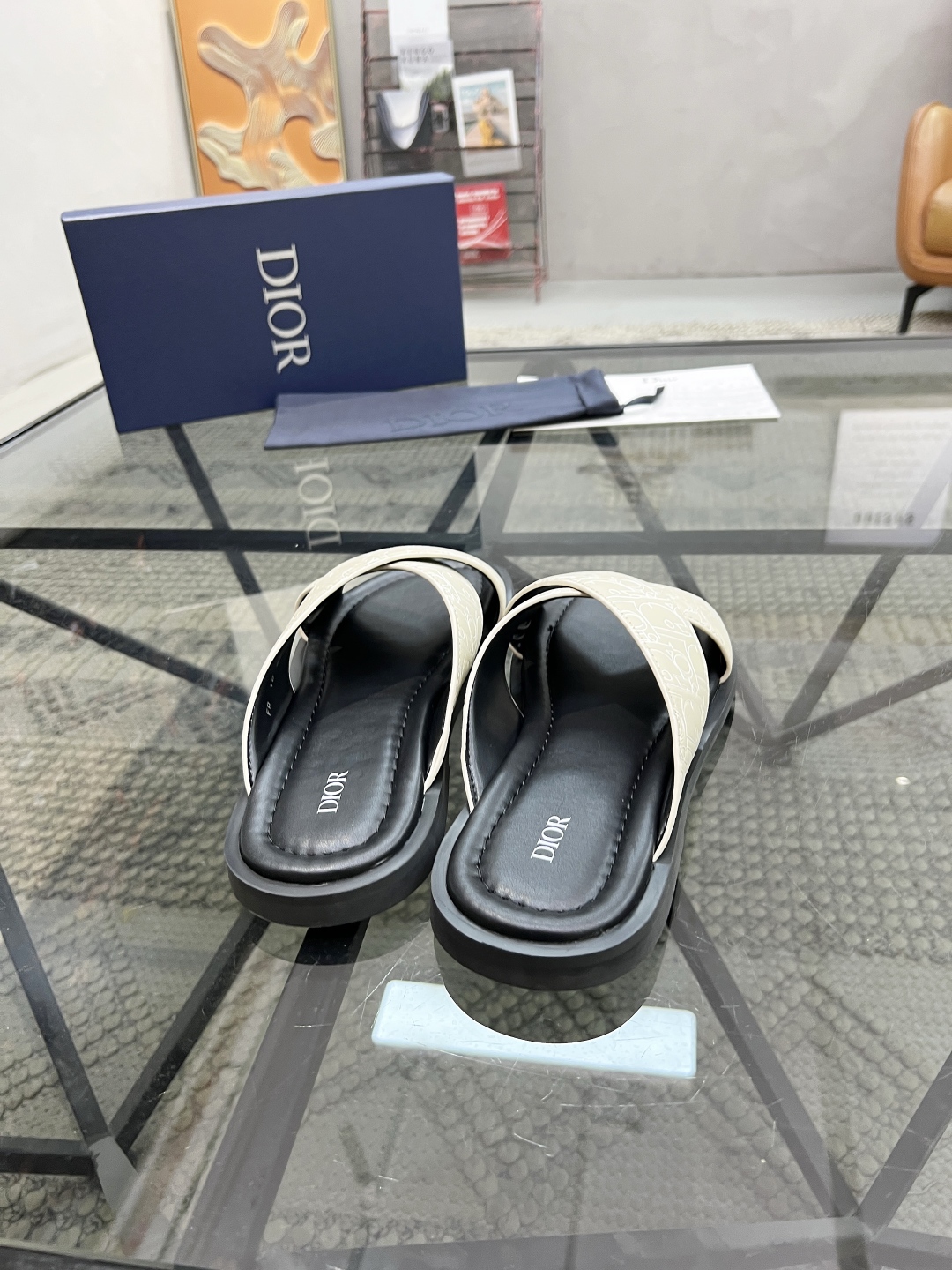  D 🔍顶级代购🇮🇹 迪 炸街男神拖鞋专柜新品同步，鞋面意大利进口牛皮面料，高品质印花拼接工艺品，鞋底：