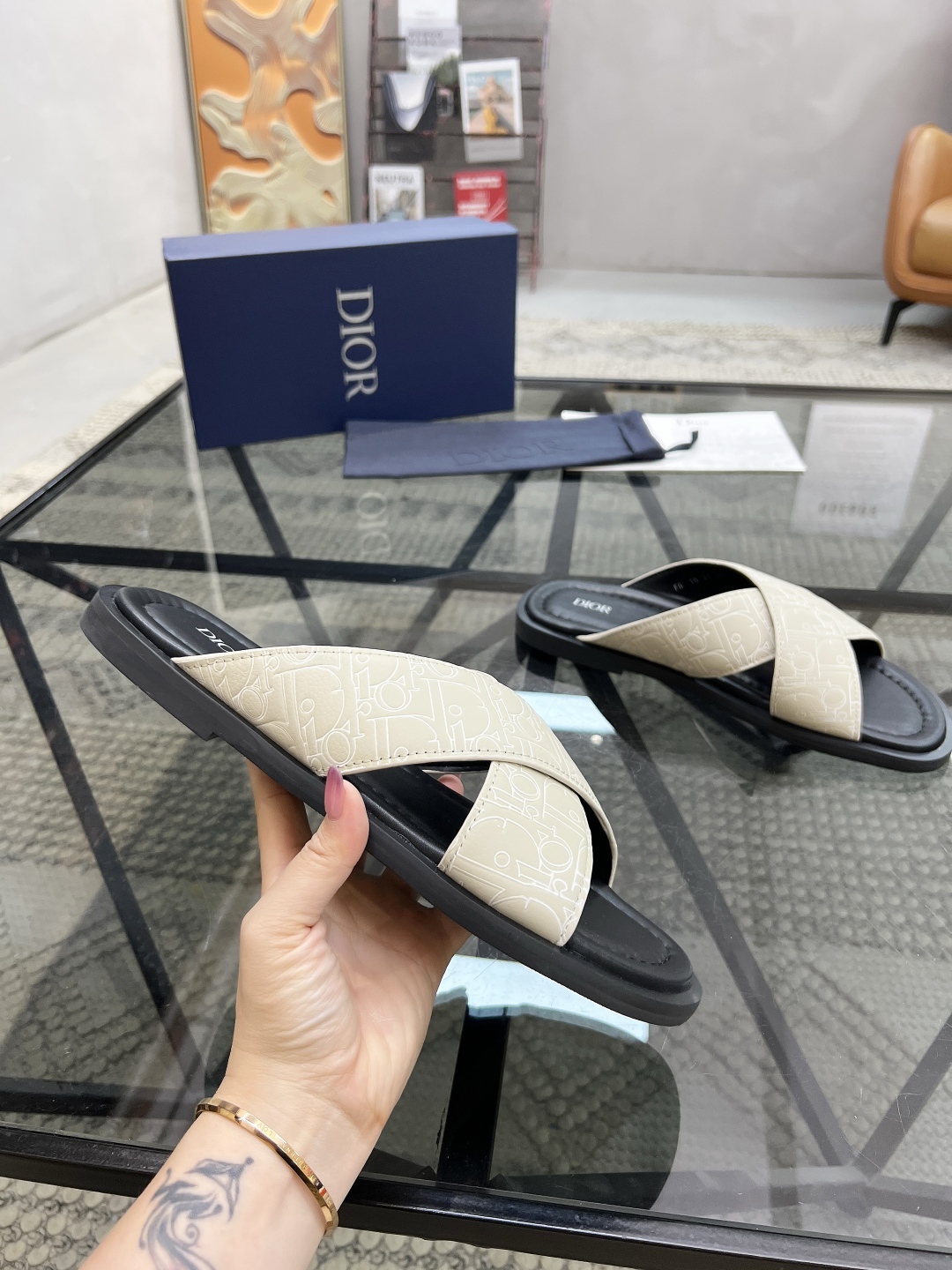  D 🔍顶级代购🇮🇹 迪 炸街男神拖鞋专柜新品同步，鞋面意大利进口牛皮面料，高品质印花拼接工艺品，鞋底：