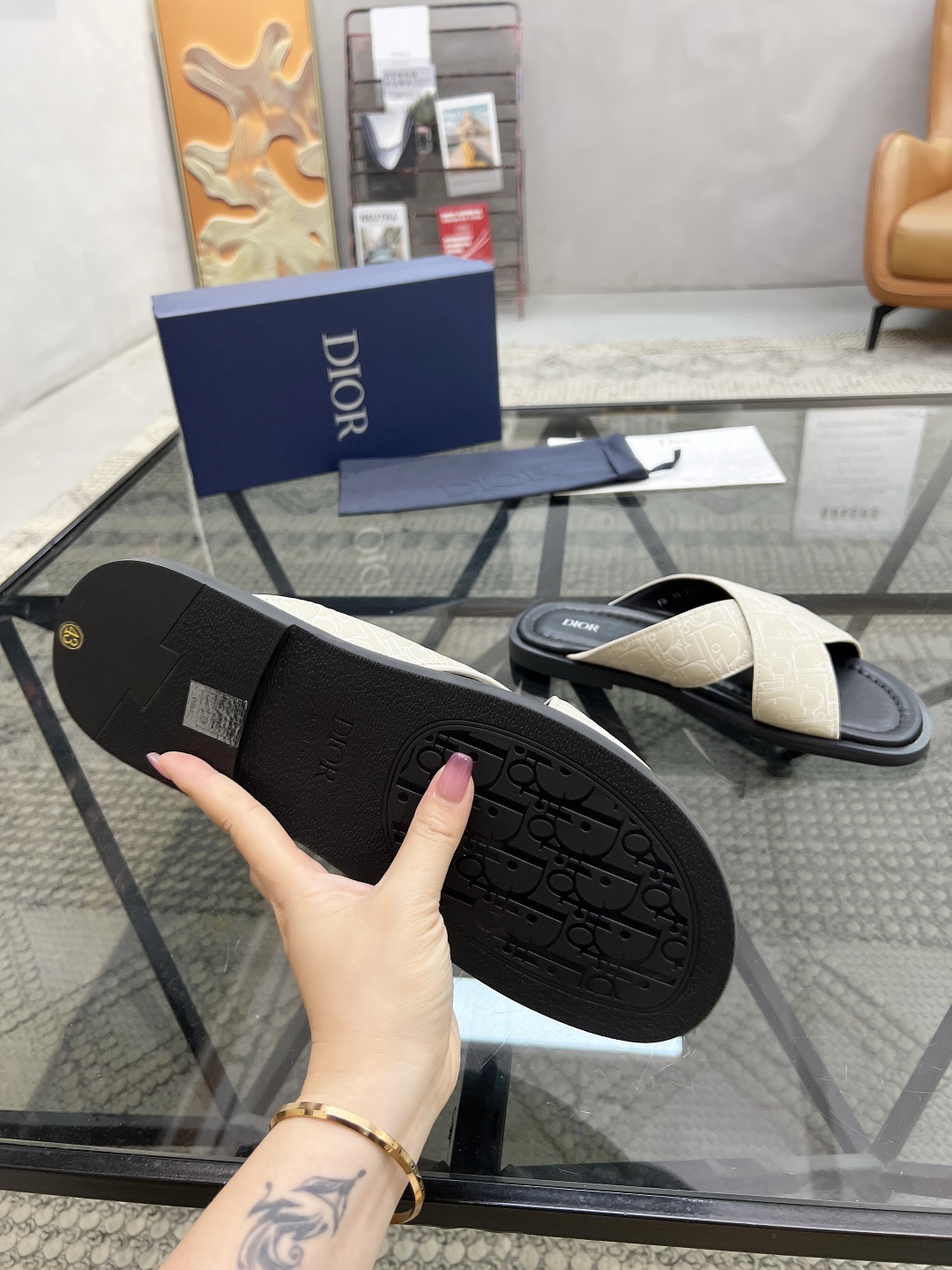  D 🔍顶级代购🇮🇹 迪 炸街男神拖鞋专柜新品同步，鞋面意大利进口牛皮面料，高品质印花拼接工艺品，鞋底：