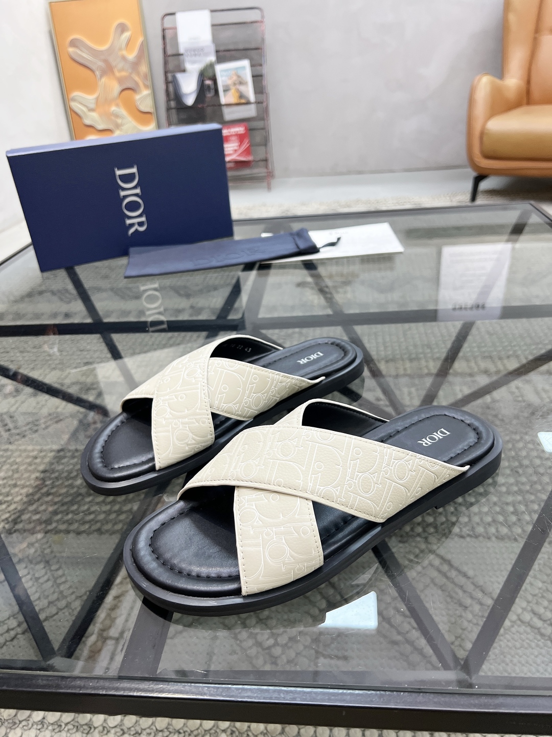  D 🔍顶级代购🇮🇹 迪 炸街男神拖鞋专柜新品同步，鞋面意大利进口牛皮面料，高品质印花拼接工艺品，鞋底：