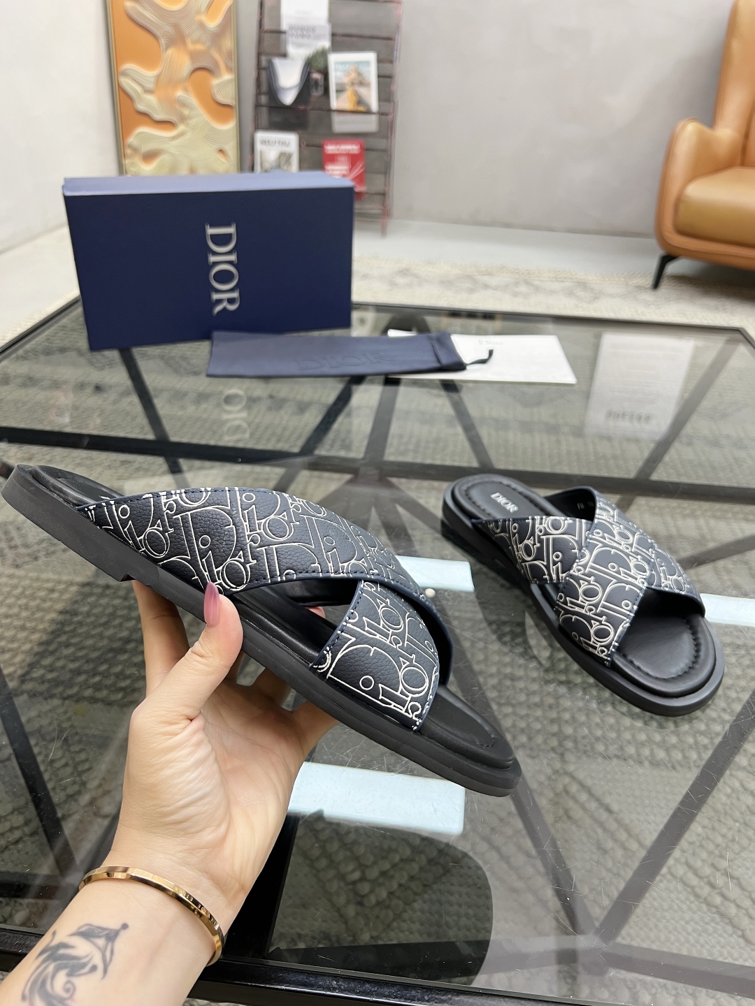 D 🔍顶级代购🇮🇹 迪 炸街男神拖鞋专柜新品同步，鞋面意大利进口牛皮面料，高品质印花拼接工艺品，鞋底：