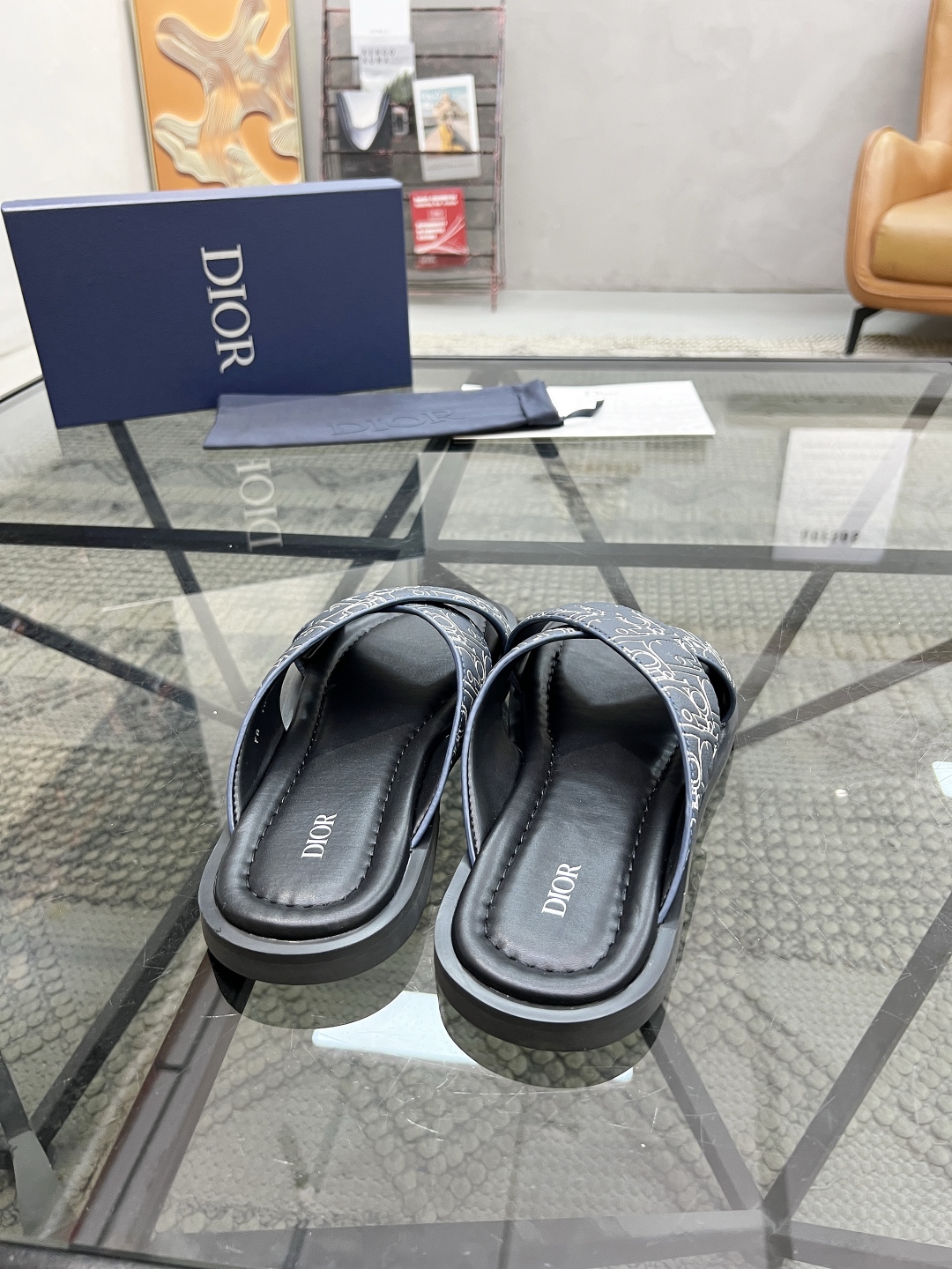  D 🔍顶级代购🇮🇹 迪 炸街男神拖鞋专柜新品同步，鞋面意大利进口牛皮面料，高品质印花拼接工艺品，鞋底：