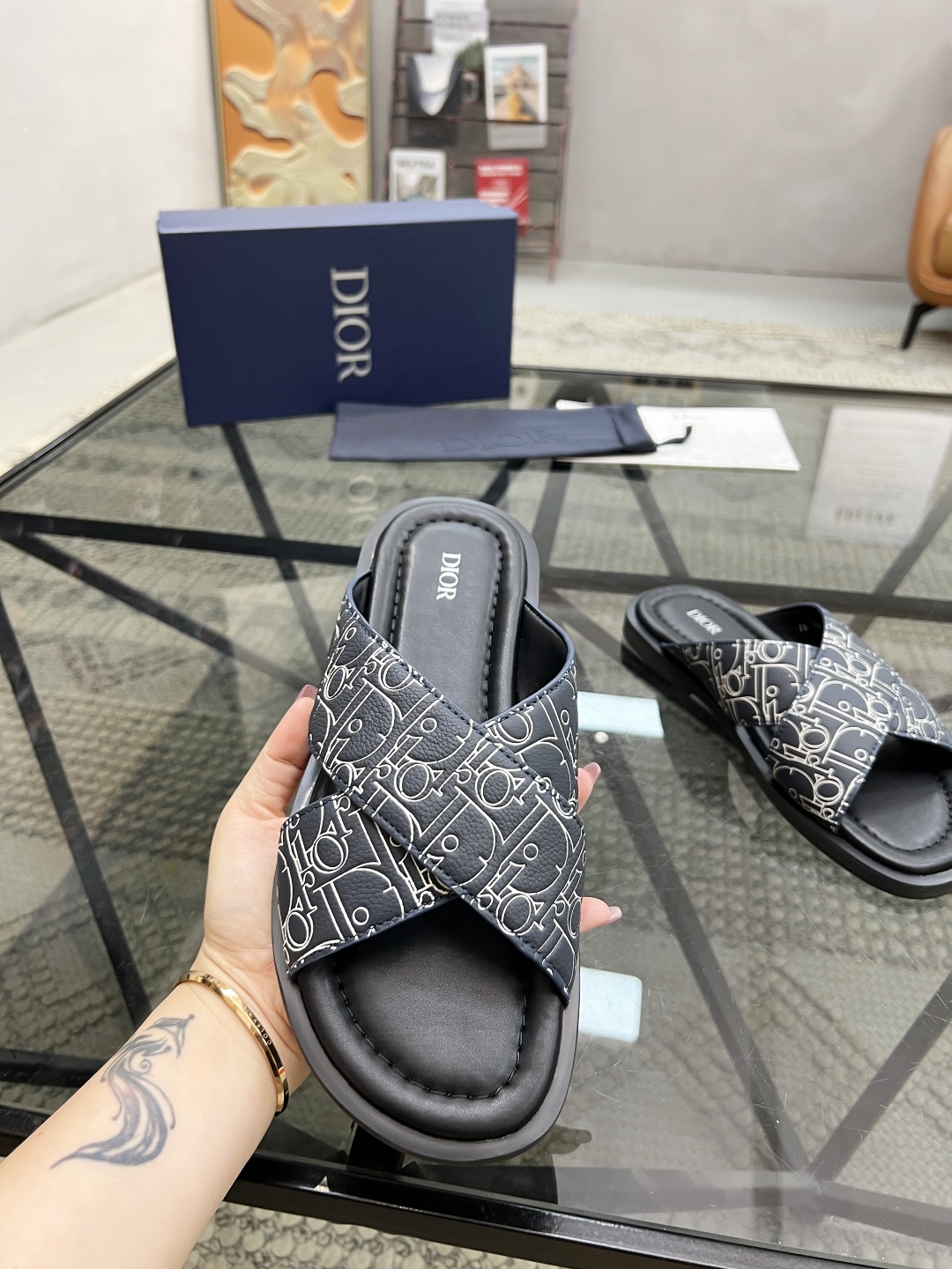 D 🔍顶级代购🇮🇹 迪 炸街男神拖鞋专柜新品同步，鞋面意大利进口牛皮面料，高品质印花拼接工艺品，鞋底：