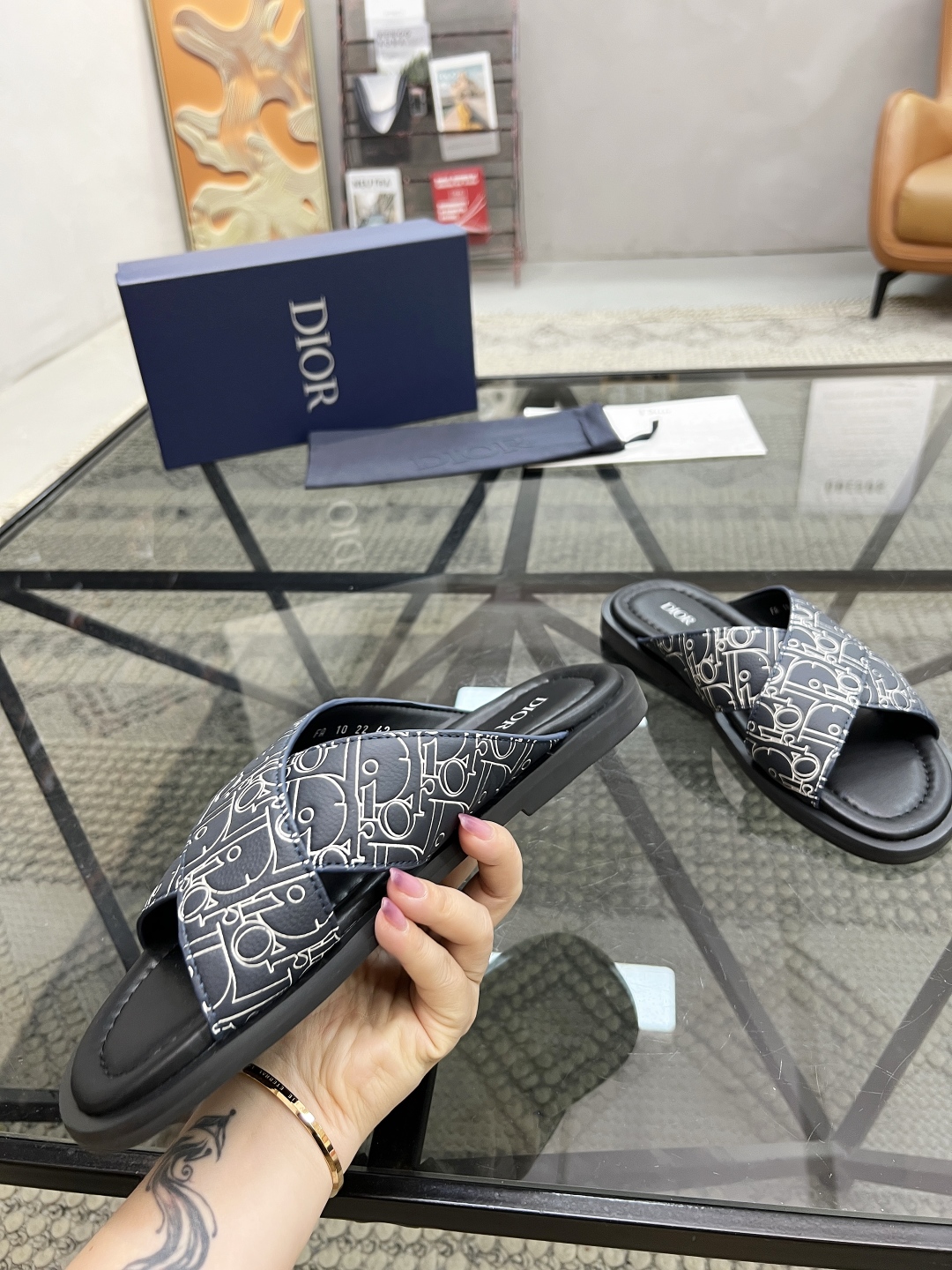  D 🔍顶级代购🇮🇹 迪 炸街男神拖鞋专柜新品同步，鞋面意大利进口牛皮面料，高品质印花拼接工艺品，鞋底：