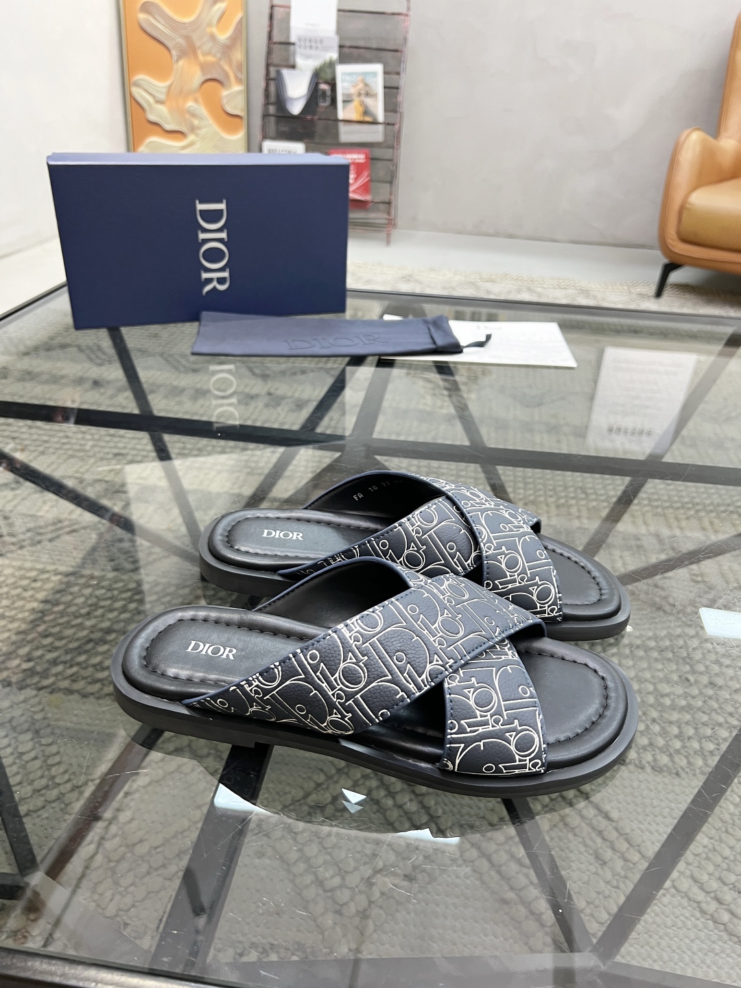  D 🔍顶级代购🇮🇹 迪 炸街男神拖鞋专柜新品同步，鞋面意大利进口牛皮面料，高品质印花拼接工艺品，鞋底：