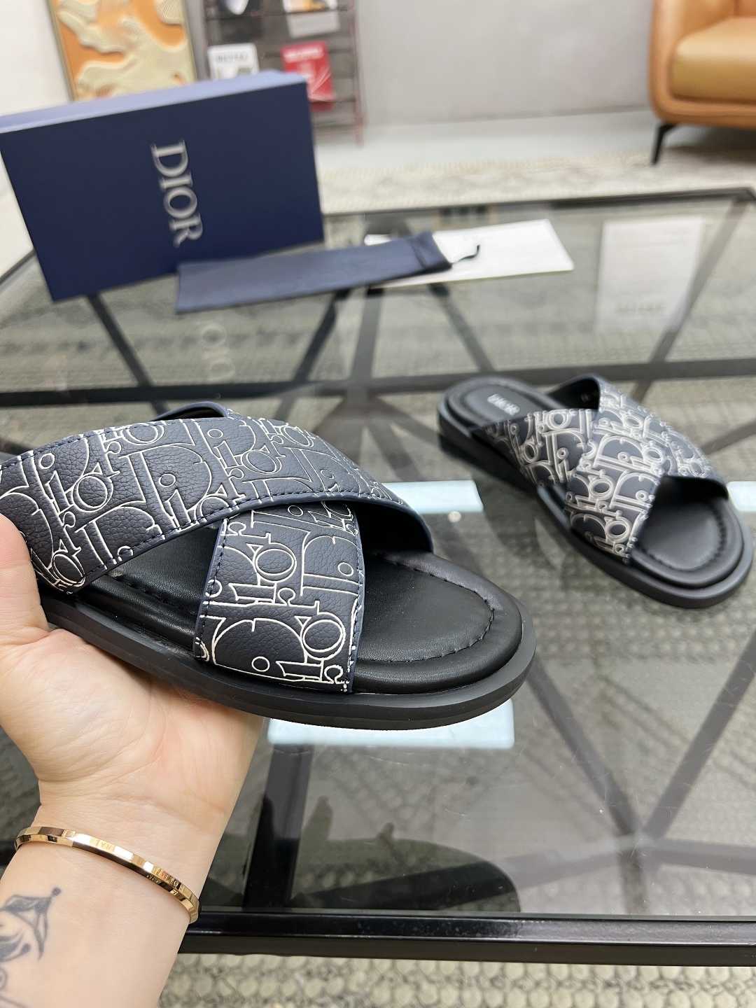  D 🔍顶级代购🇮🇹 迪 炸街男神拖鞋专柜新品同步，鞋面意大利进口牛皮面料，高品质印花拼接工艺品，鞋底：