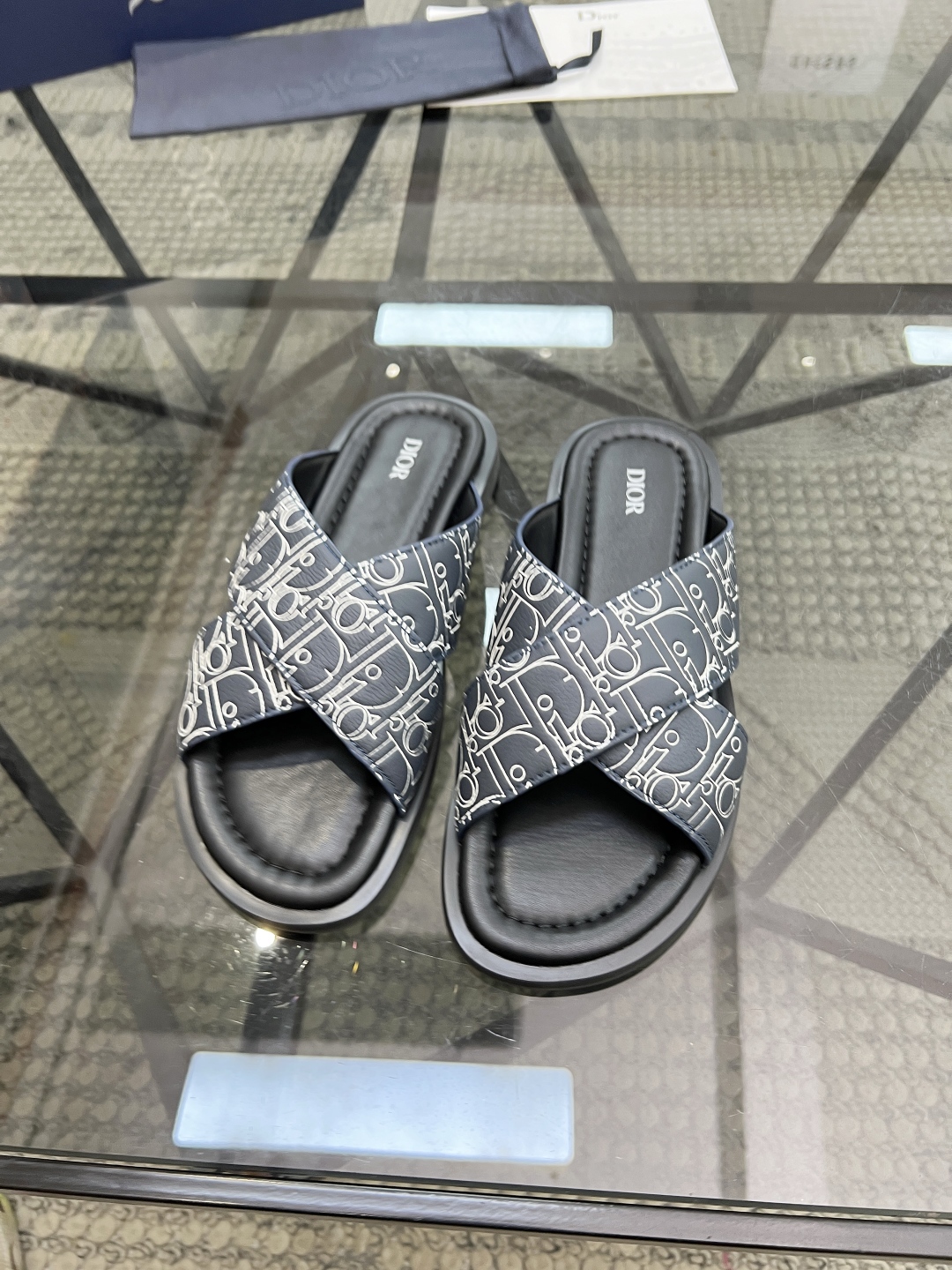  D 🔍顶级代购🇮🇹 迪 炸街男神拖鞋专柜新品同步，鞋面意大利进口牛皮面料，高品质印花拼接工艺品，鞋底：