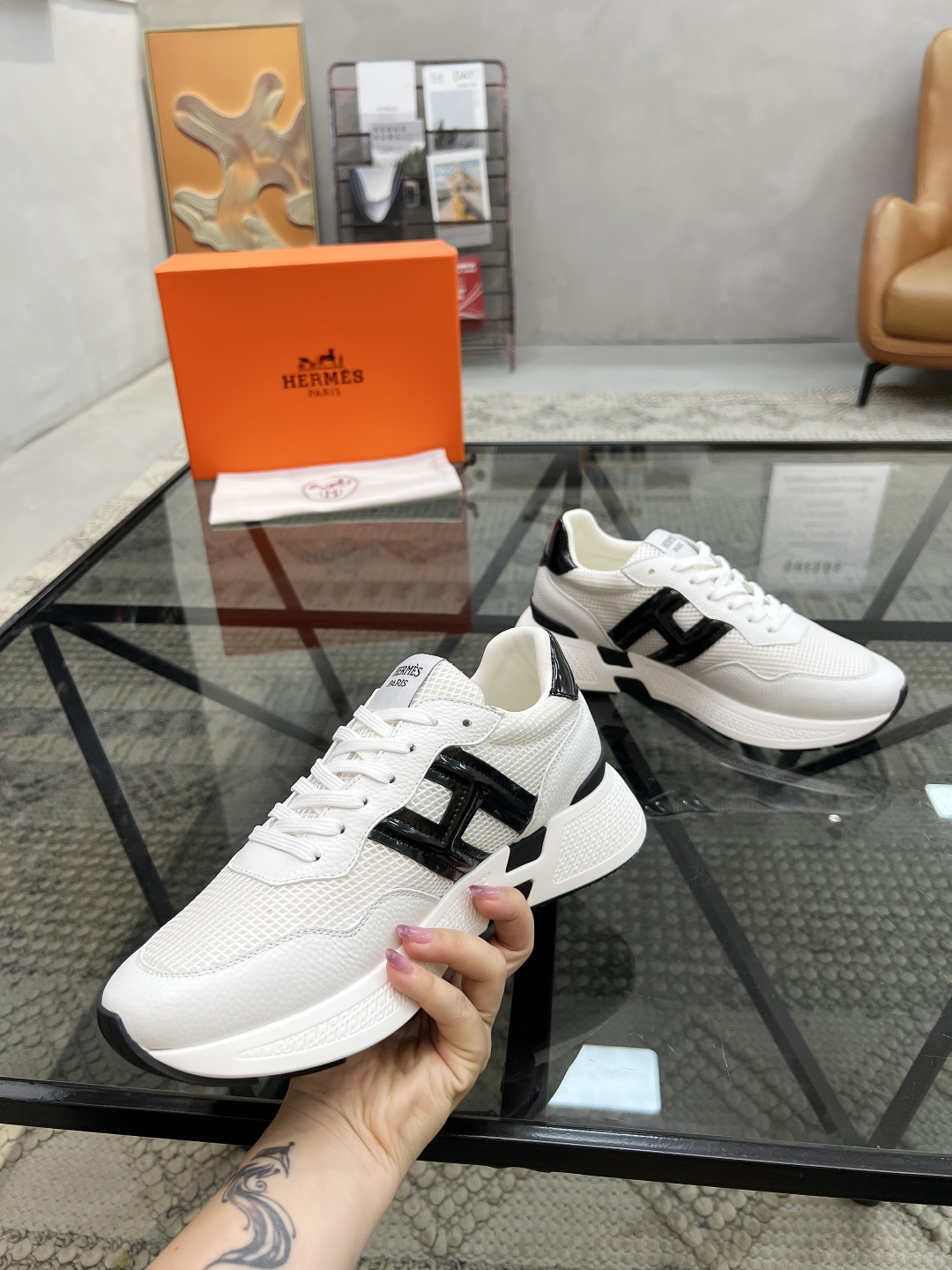  H 🔍顶级代购🇮🇹 爱 炸街男神运动鞋新品来袭专柜同步发售原厂配置，意大利进口原版牛皮搭配网布面料，高