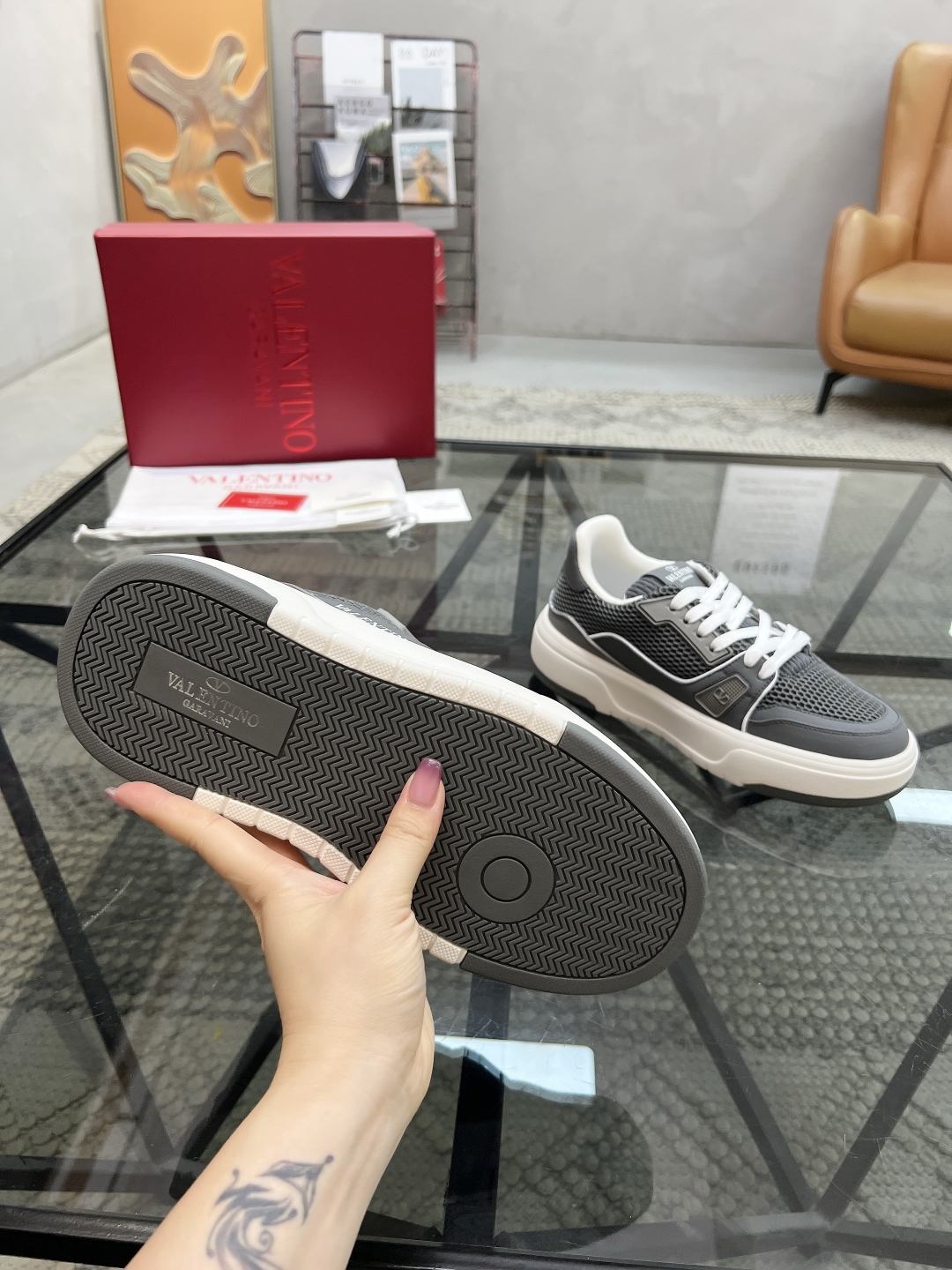  H 🔍顶级代购🇮🇹 华 炸街情侣款👫运动鞋新品，经反复试验终打造出完美版本，经典的华伦家高超拼接工艺技
