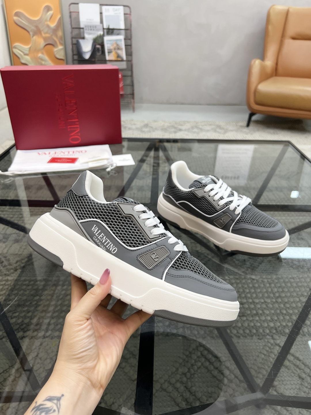  H 🔍顶级代购🇮🇹 华 炸街情侣款👫运动鞋新品，经反复试验终打造出完美版本，经典的华伦家高超拼接工艺技