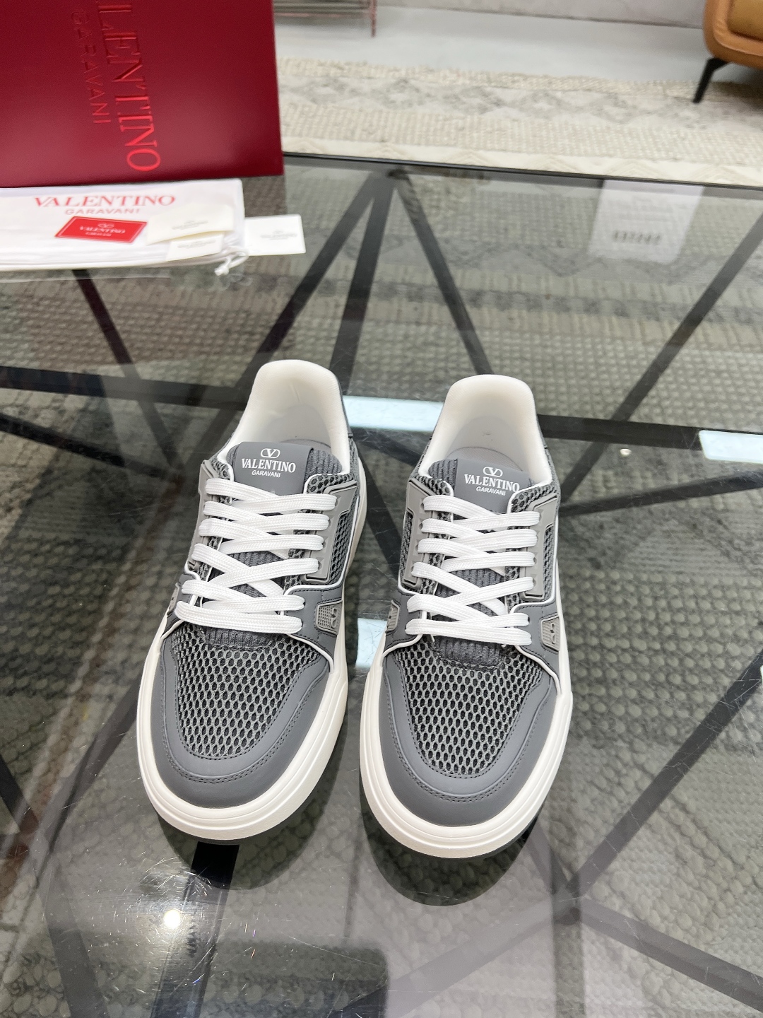  H 🔍顶级代购🇮🇹 华 炸街情侣款👫运动鞋新品，经反复试验终打造出完美版本，经典的华伦家高超拼接工艺技