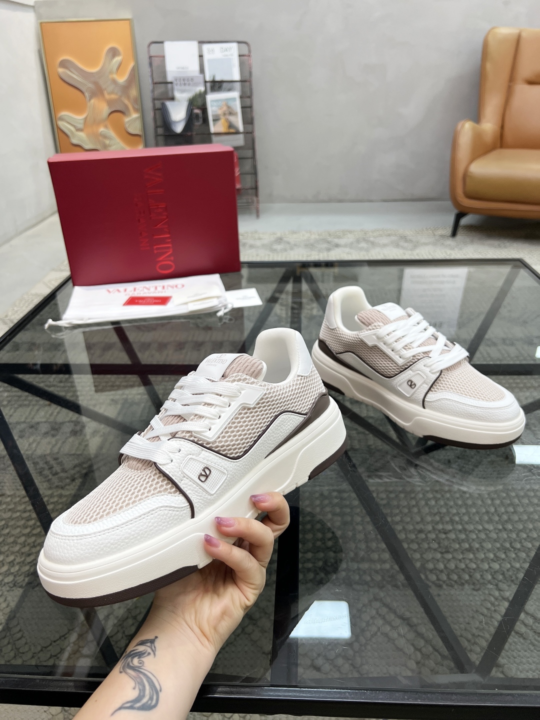  H 🔍顶级代购🇮🇹 华 炸街情侣款👫运动鞋新品，经反复试验终打造出完美版本，经典的华伦家高超拼接工艺技