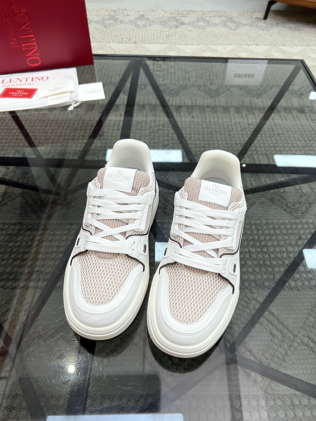  H 🔍顶级代购🇮🇹 华 炸街情侣款👫运动鞋新品，经反复试验终打造出完美版本，经典的华伦家高超拼接工艺技