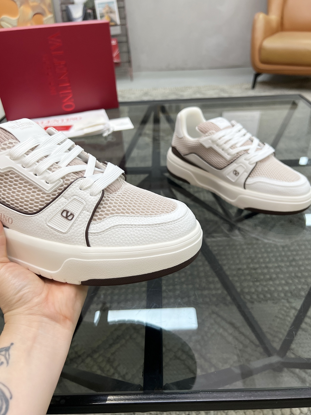 H 🔍顶级代购🇮🇹 华 炸街情侣款👫运动鞋新品，经反复试验终打造出完美版本，经典的华伦家高超拼接工艺技