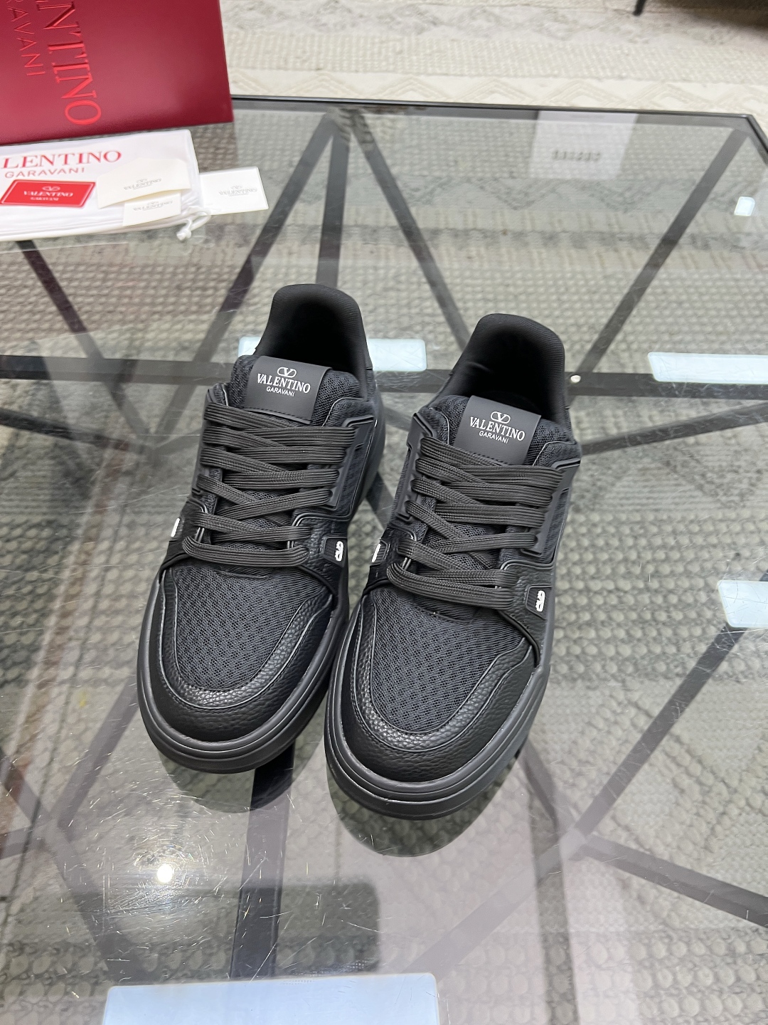  H 🔍顶级代购🇮🇹 华 炸街情侣款👫运动鞋新品，经反复试验终打造出完美版本，经典的华伦家高超拼接工艺技