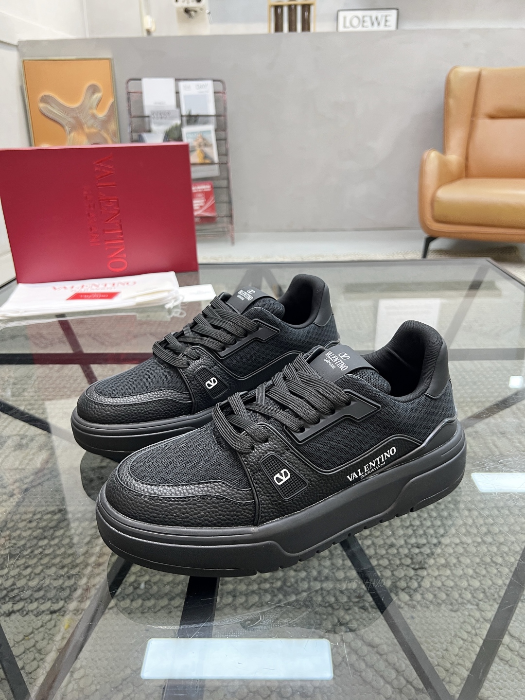  H 🔍顶级代购🇮🇹 华 炸街情侣款👫运动鞋新品，经反复试验终打造出完美版本，经典的华伦家高超拼接工艺技