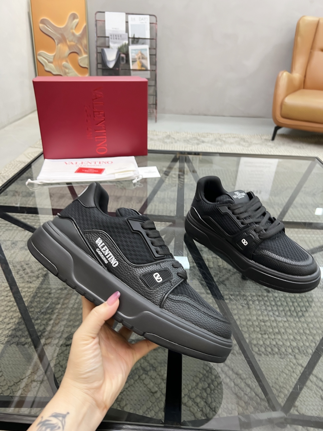  H 🔍顶级代购🇮🇹 华 炸街情侣款👫运动鞋新品，经反复试验终打造出完美版本，经典的华伦家高超拼接工艺技