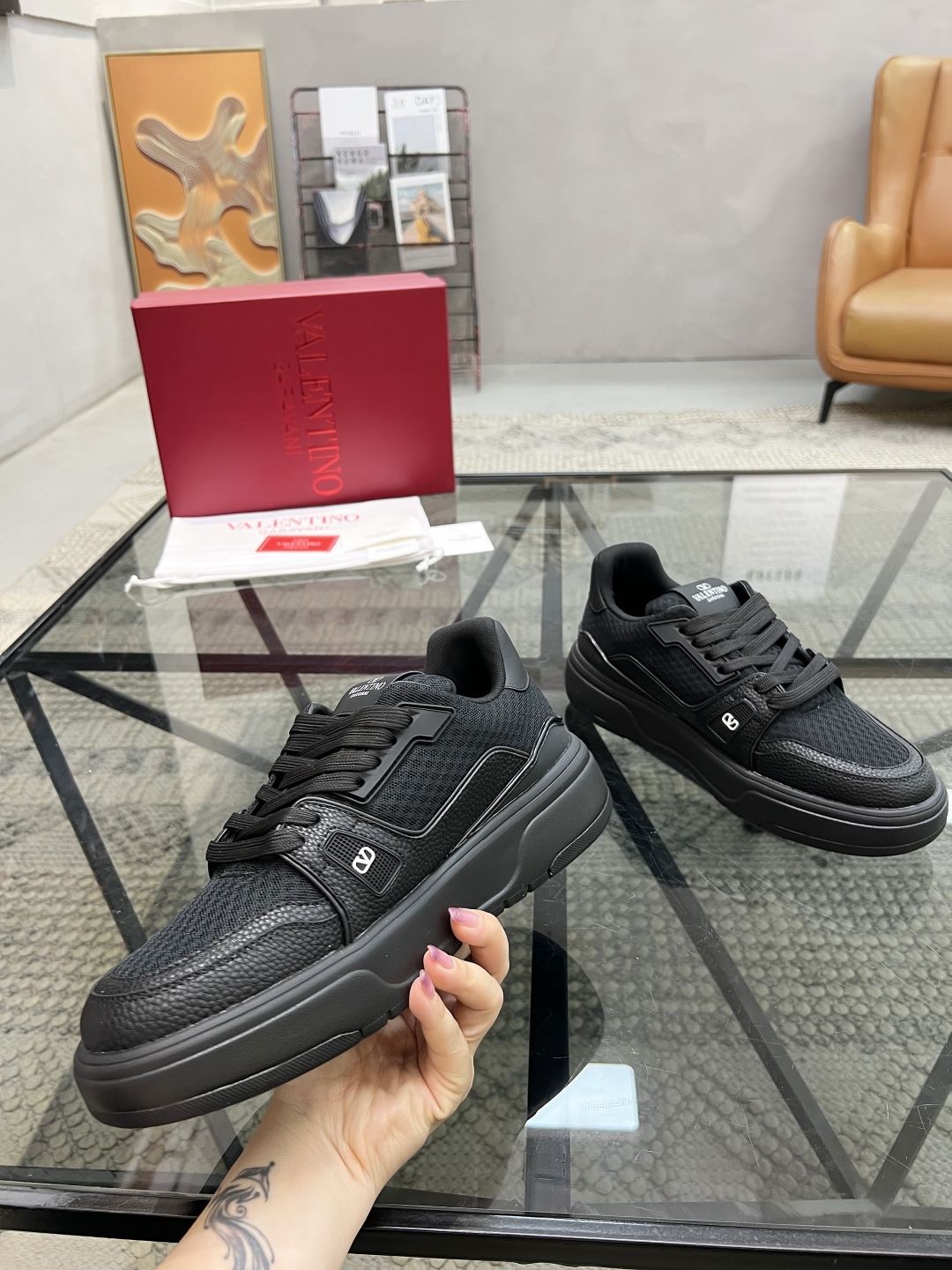  H 🔍顶级代购🇮🇹 华 炸街情侣款👫运动鞋新品，经反复试验终打造出完美版本，经典的华伦家高超拼接工艺技