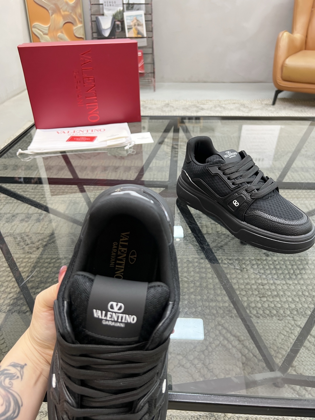  H 🔍顶级代购🇮🇹 华 炸街情侣款👫运动鞋新品，经反复试验终打造出完美版本，经典的华伦家高超拼接工艺技